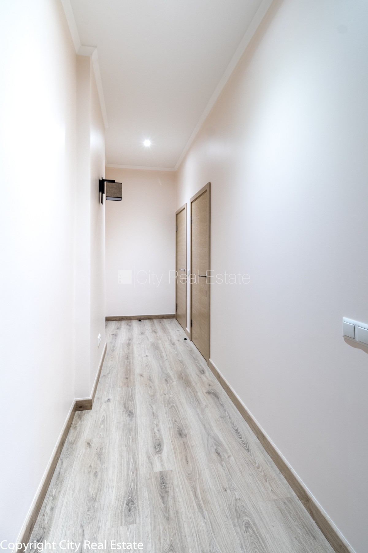 Sludinājumi. Fasādes māja, labiekārtota apzaļumota teritorija, vieta automašīnai, luksuss apartamenti , logi Cena: 600 EUR/mēn Foto #13