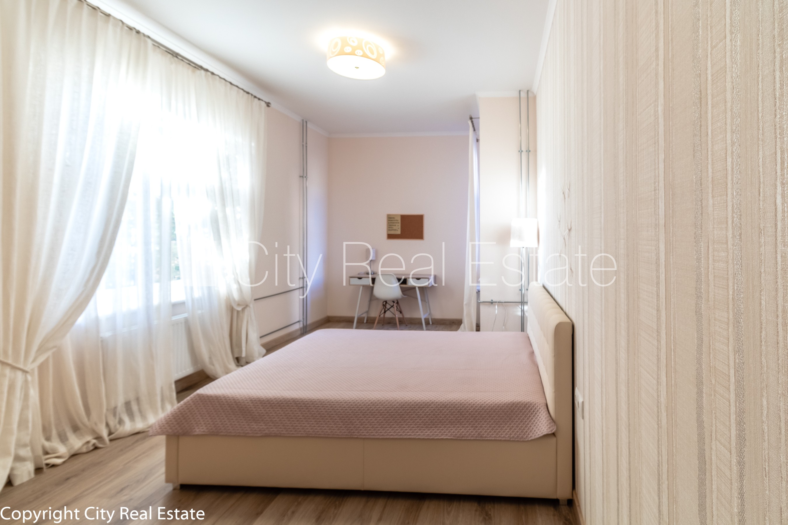 Sludinājumi. Fasādes māja, labiekārtota apzaļumota teritorija, vieta automašīnai, luksuss apartamenti , logi Cena: 600 EUR/mēn Foto #10