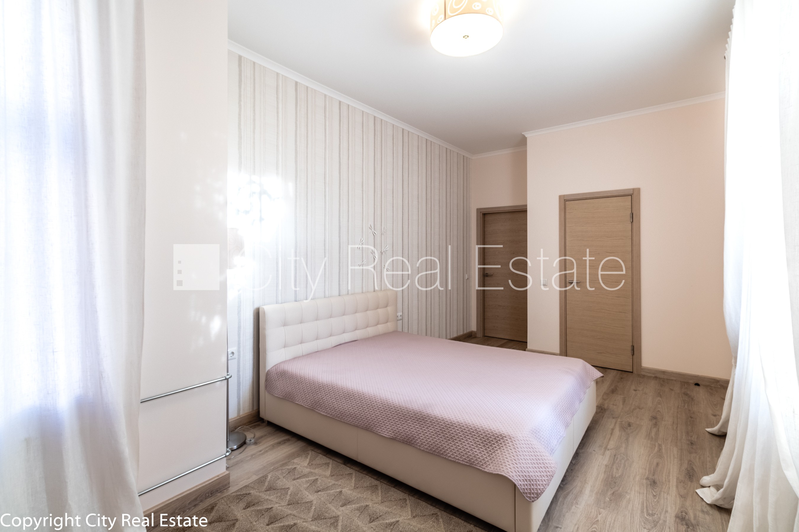 Sludinājumi. Fasādes māja, labiekārtota apzaļumota teritorija, vieta automašīnai, luksuss apartamenti , logi Cena: 600 EUR/mēn Foto #11