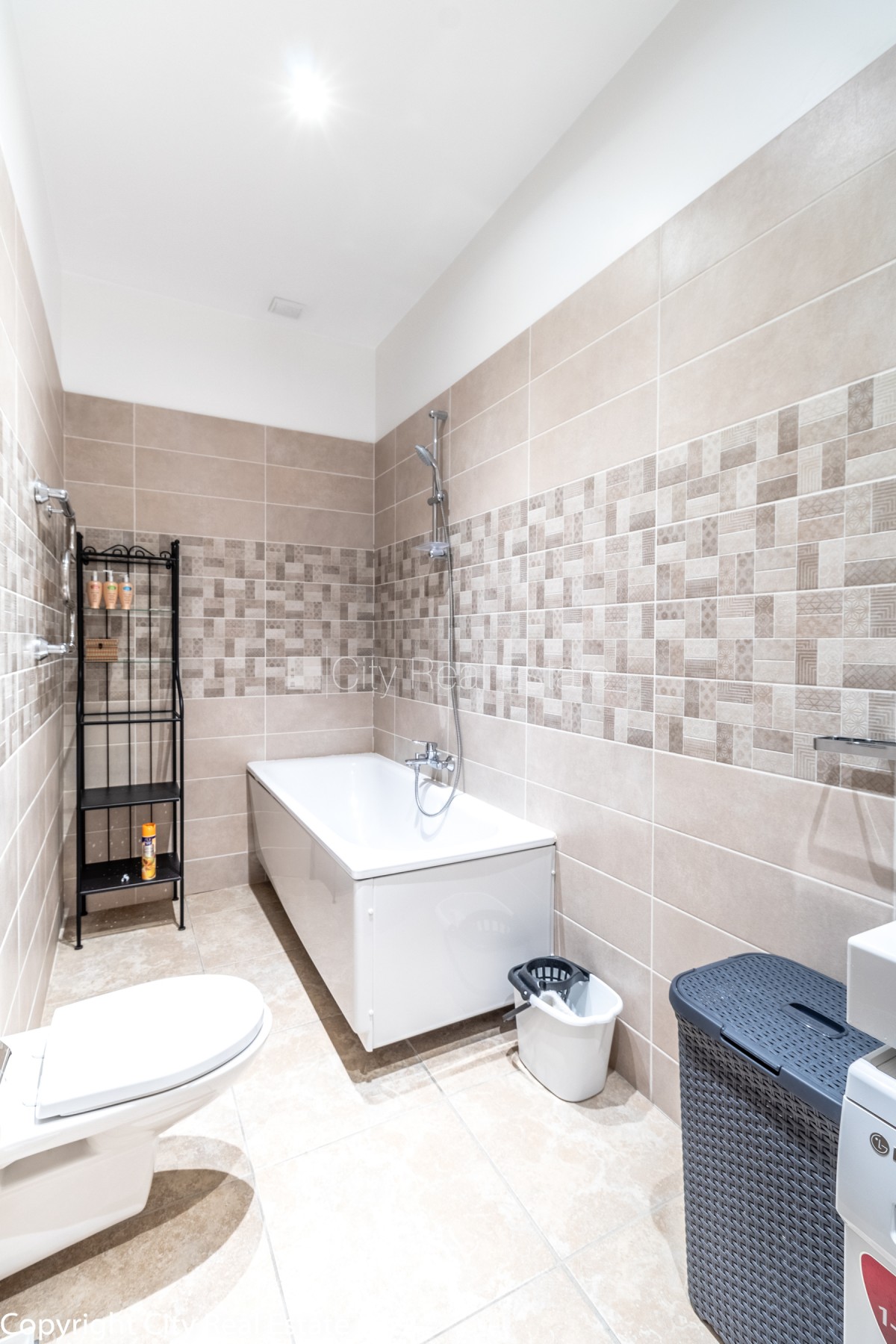 Sludinājumi. Renovēta māja, slēgts pagalms, ieeja no ielas, kāpņu telpa pēc kapitālā remonta, istabas izolētas, Cena: 800 EUR/mēn Foto #13