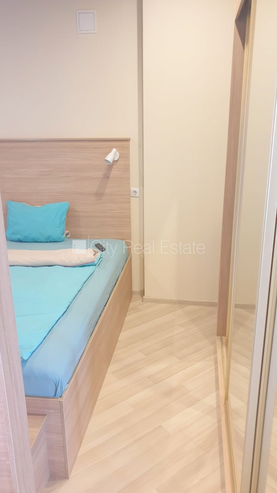 Sludinājumi. Fasādes māja, renovēta māja, ieeja no ielas, ir lifts, kāpņu telpa pēc kosmētiskā remonta, logi Cena: 550 EUR/mēn Foto #9