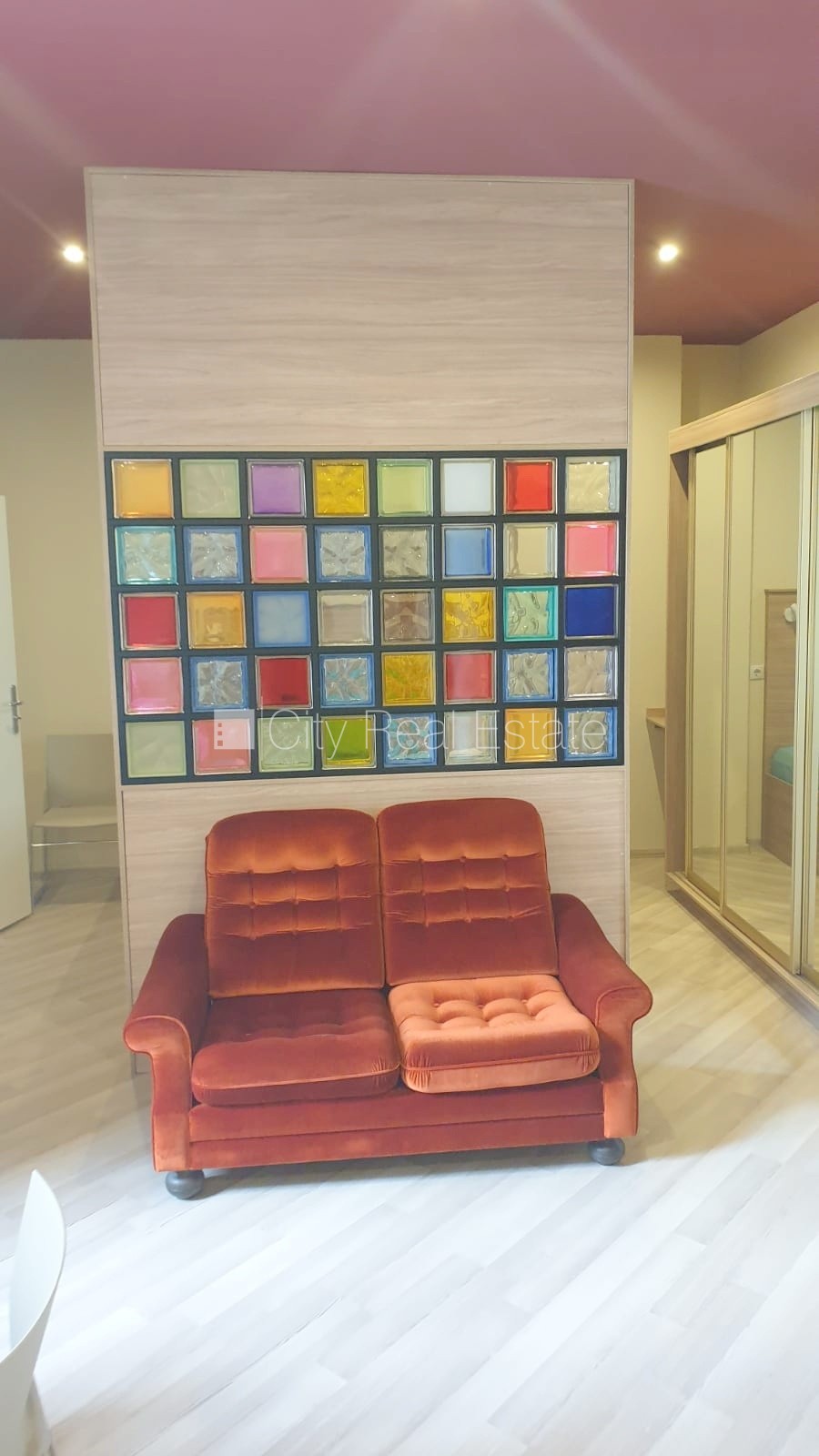 Sludinājumi. Fasādes māja, renovēta māja, ieeja no ielas, ir lifts, kāpņu telpa pēc kosmētiskā remonta, logi Cena: 550 EUR/mēn Foto #7