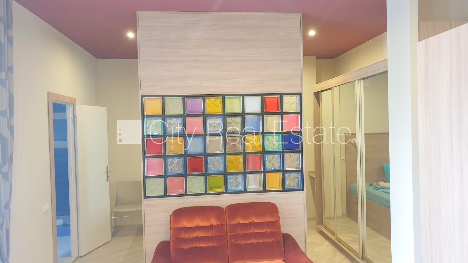 Sludinājumi. Fasādes māja, renovēta māja, ieeja no ielas, ir lifts, kāpņu telpa pēc kosmētiskā remonta, logi Cena: 550 EUR/mēn Foto #4