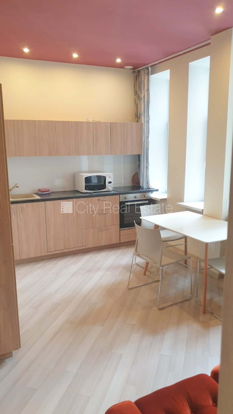 Sludinājumi. Fasādes māja, renovēta māja, ieeja no ielas, ir lifts, kāpņu telpa pēc kosmētiskā remonta, logi Cena: 550 EUR/mēn Foto #6