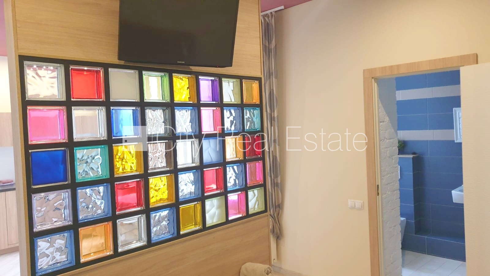 Sludinājumi. Fasādes māja, renovēta māja, ieeja no ielas, ir lifts, kāpņu telpa pēc kosmētiskā remonta, logi Cena: 550 EUR/mēn Foto #8