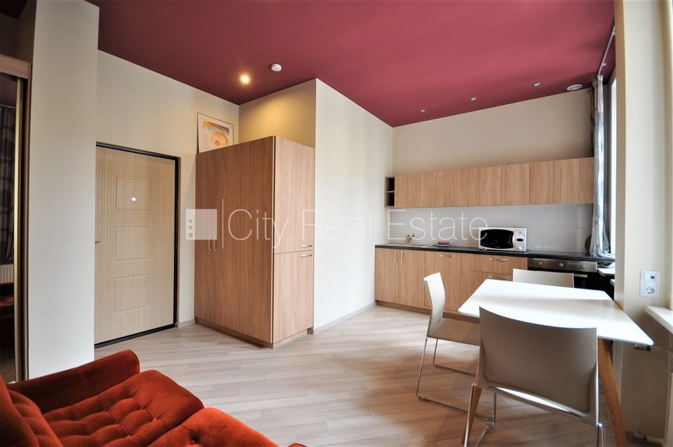 Sludinājumi. Fasādes māja, renovēta māja, ieeja no ielas, ir lifts, kāpņu telpa pēc kosmētiskā remonta, logi Cena: 550 EUR/mēn Foto #1