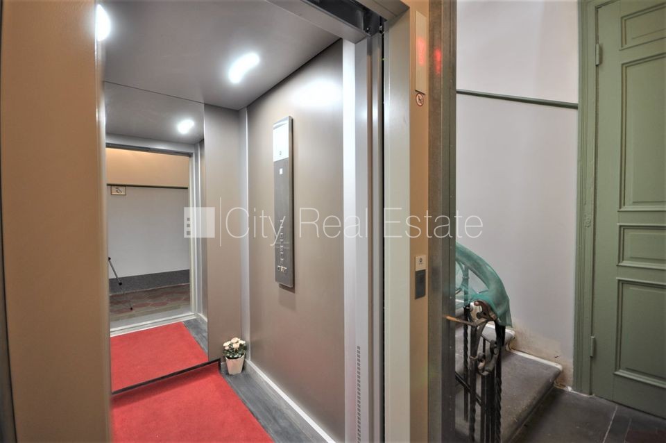 Sludinājumi. Fasādes māja, renovēta māja, ieeja no ielas, ir lifts, kāpņu telpa pēc kosmētiskā remonta, logi Cena: 550 EUR/mēn Foto #13