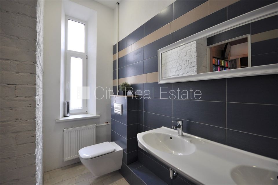 Sludinājumi. Fasādes māja, renovēta māja, ieeja no ielas, ir lifts, kāpņu telpa pēc kosmētiskā remonta, logi Cena: 550 EUR/mēn Foto #11