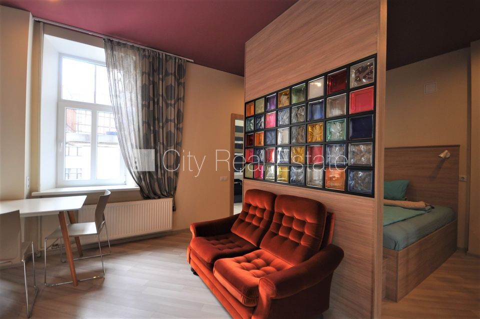 Sludinājumi. Fasādes māja, renovēta māja, ieeja no ielas, ir lifts, kāpņu telpa pēc kosmētiskā remonta, logi Cena: 550 EUR/mēn Foto #2