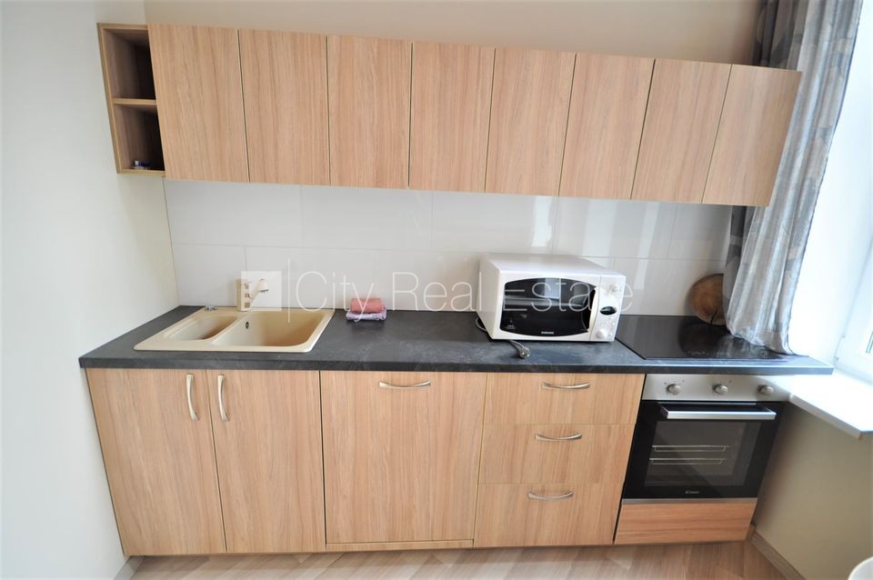 Sludinājumi. Fasādes māja, renovēta māja, ieeja no ielas, ir lifts, kāpņu telpa pēc kosmētiskā remonta, logi Cena: 550 EUR/mēn Foto #5