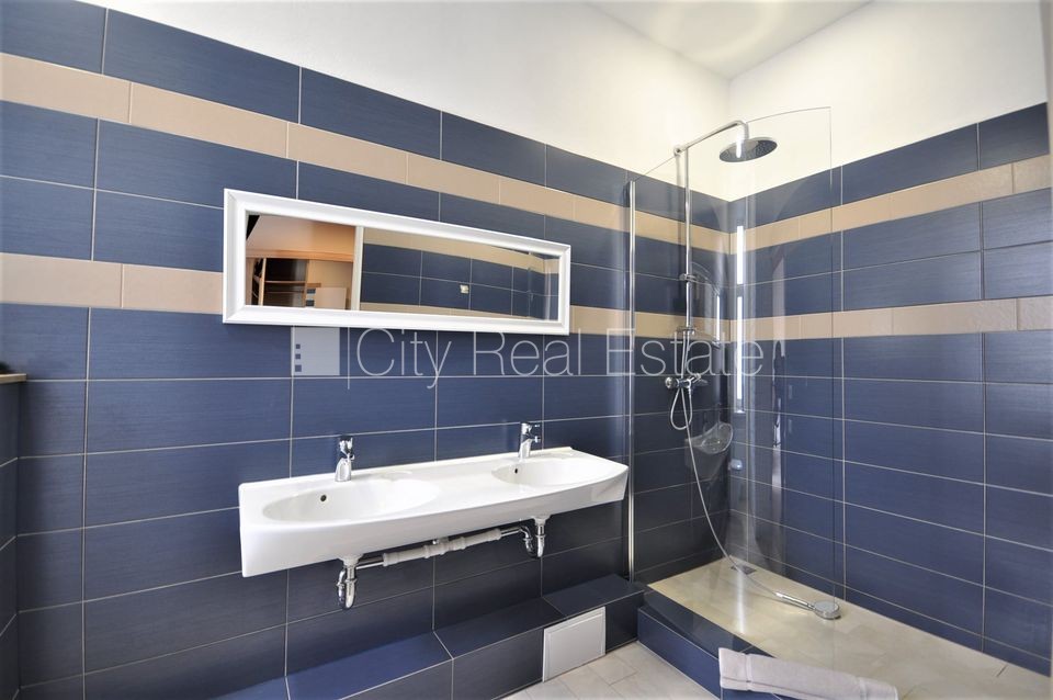 Sludinājumi. Fasādes māja, renovēta māja, ieeja no ielas, ir lifts, kāpņu telpa pēc kosmētiskā remonta, logi Cena: 550 EUR/mēn Foto #10