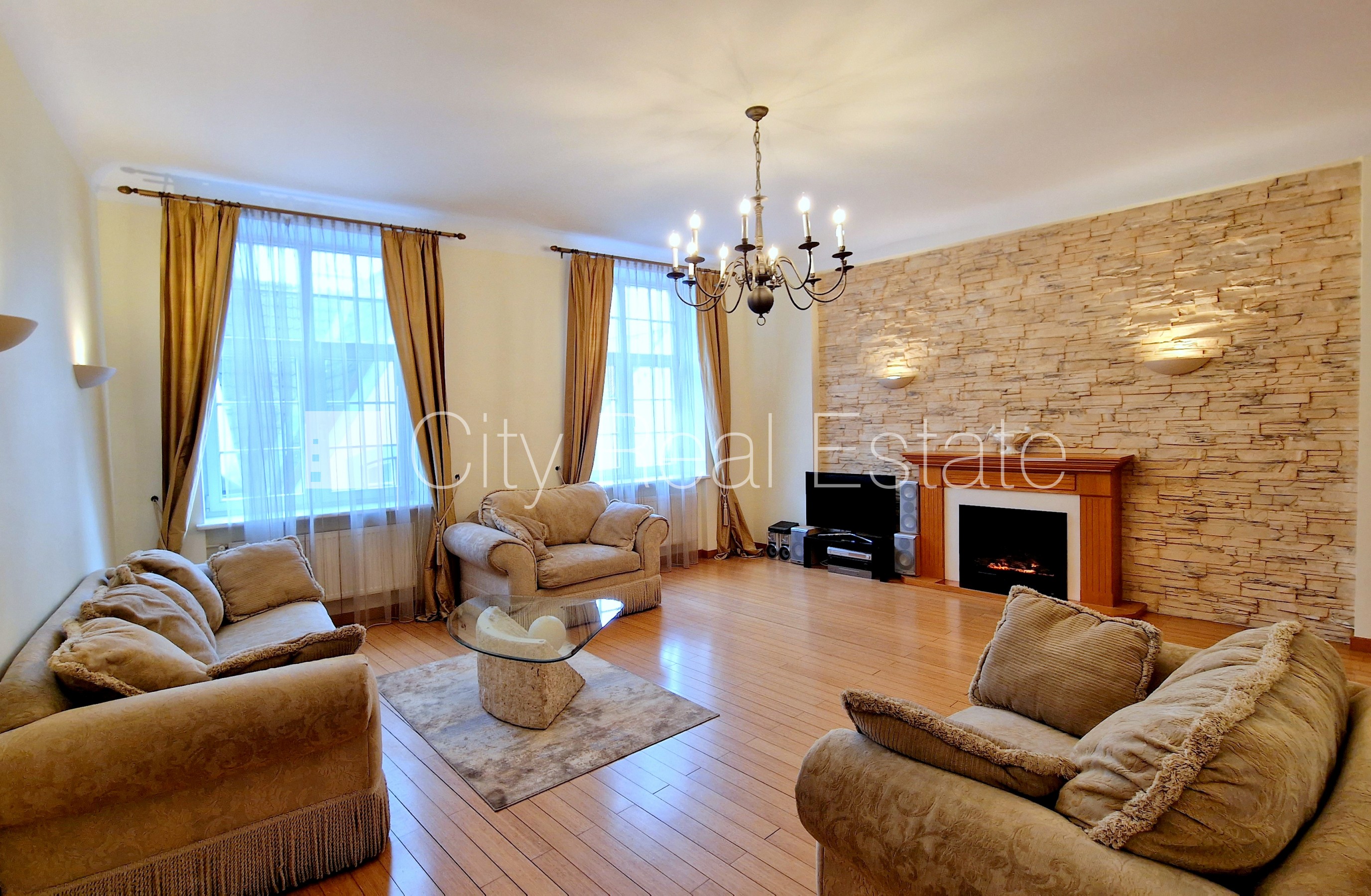 Sludinājumi. Fasādes māja, renovēta māja, viena kvadrātmetra apsaimniekošanas maksa mēnesī  0,39 EUR, Cena: 960 EUR/mēn Foto #1