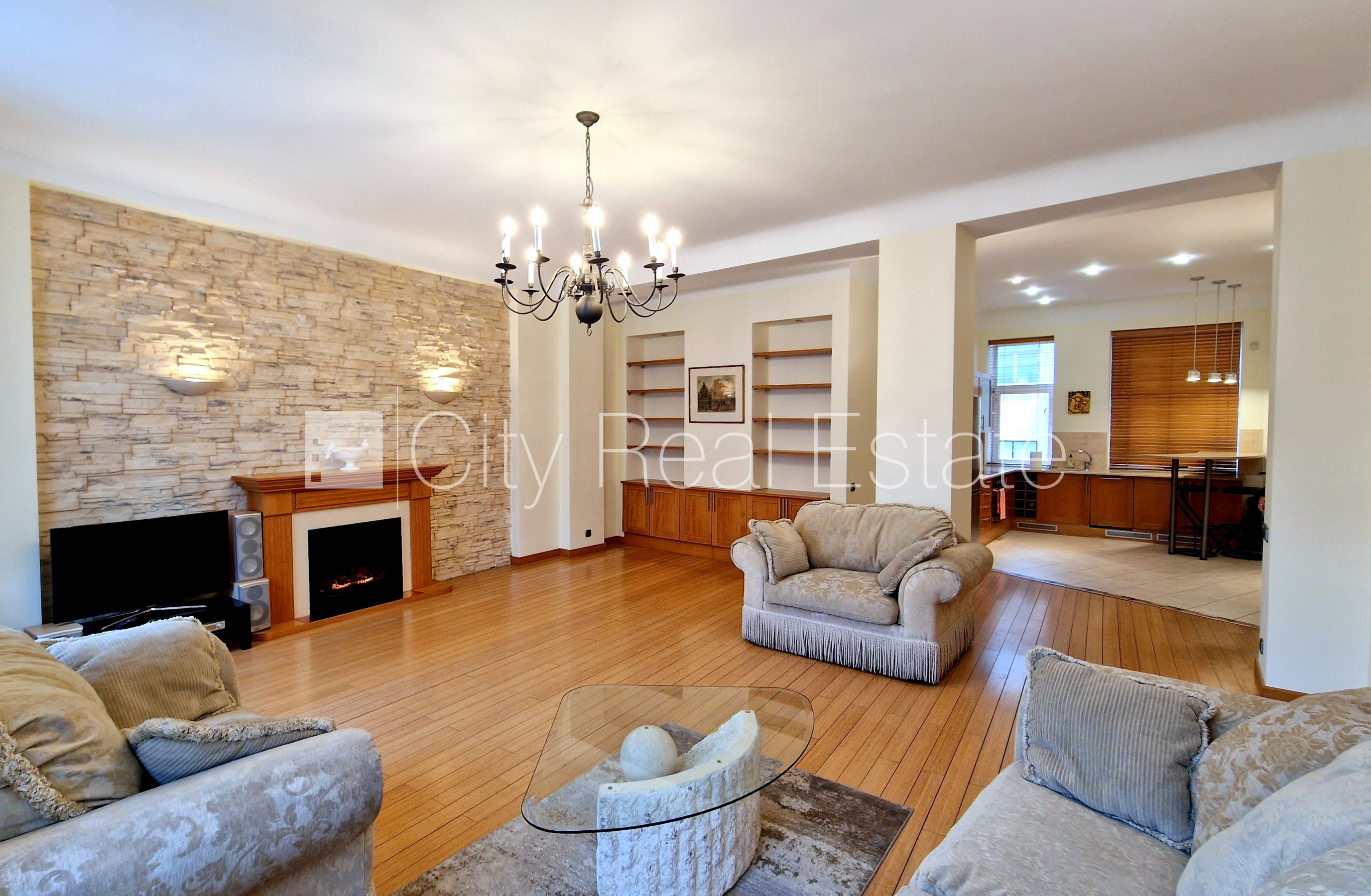 Sludinājumi. Fasādes māja, renovēta māja, viena kvadrātmetra apsaimniekošanas maksa mēnesī  0,39 EUR, Cena: 960 EUR/mēn Foto #2