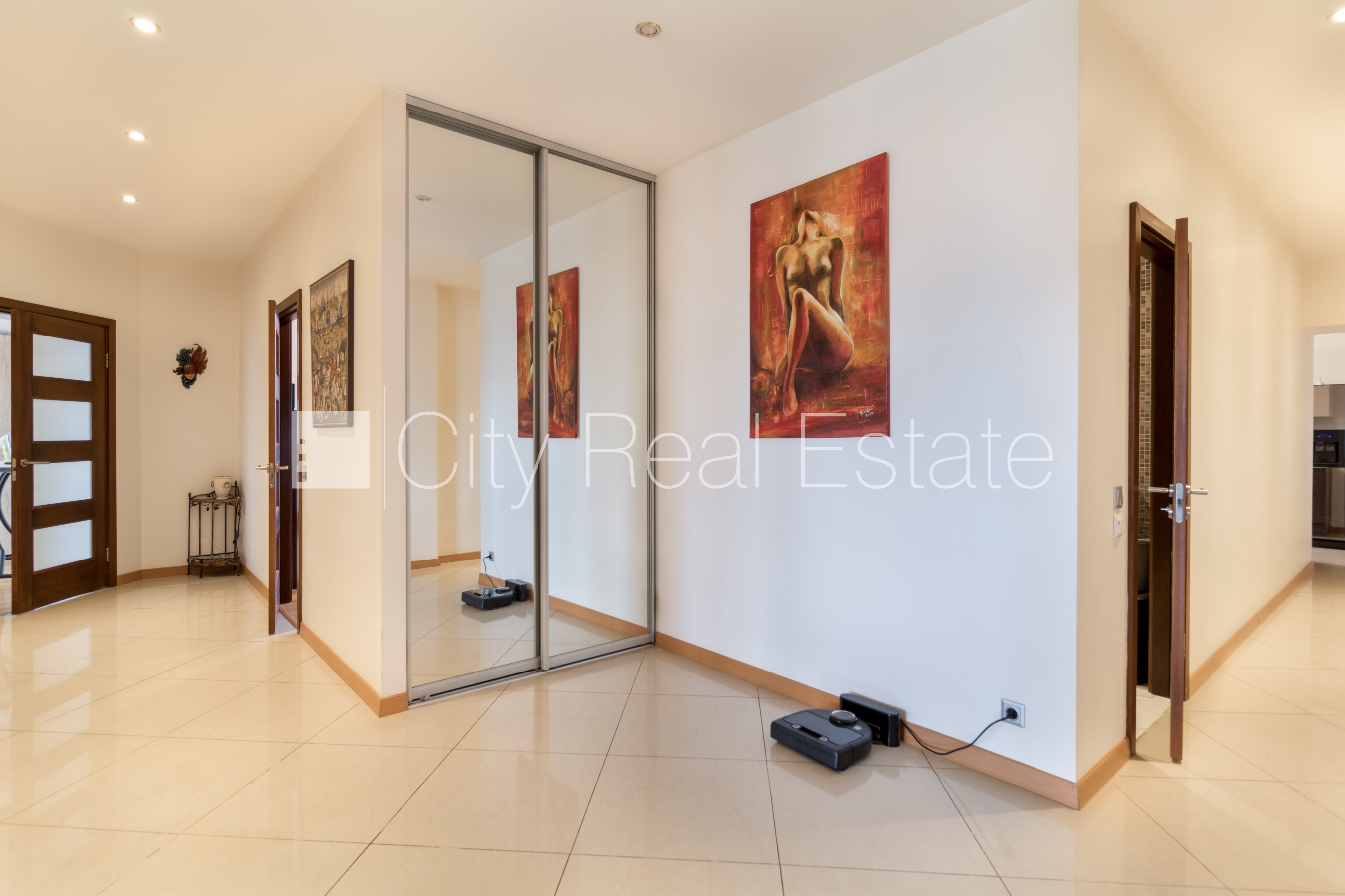 Sludinājumi. Fasādes māja, ieeja no ielas, ir lifts, logi vērsti mājas abās pusēs, griestu augstums 3,2 m, Cena: 340000 EUR Foto #8