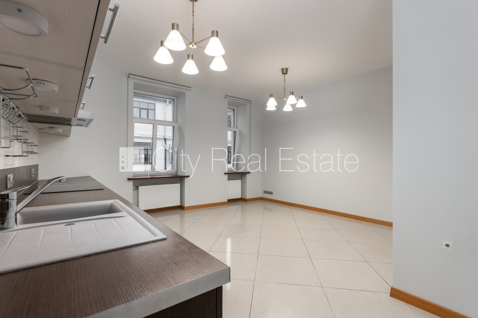 Sludinājumi. Fasādes māja, ieeja no ielas, ir lifts, logi vērsti mājas abās pusēs, griestu augstums 3,2 m, Cena: 340000 EUR Foto #1