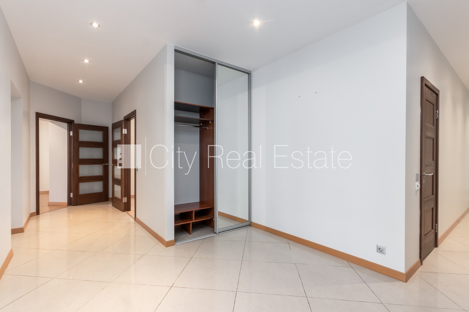 Sludinājumi. Fasādes māja, ieeja no ielas, ir lifts, logi vērsti mājas abās pusēs, griestu augstums 3,2 m, Cena: 340000 EUR Foto #2