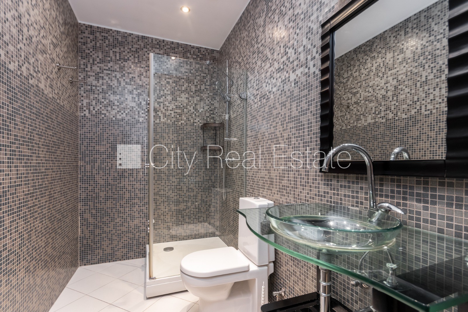 Sludinājumi. Fasādes māja, ieeja no ielas, ir lifts, logi vērsti mājas abās pusēs, griestu augstums 3,2 m, Cena: 340000 EUR Foto #4