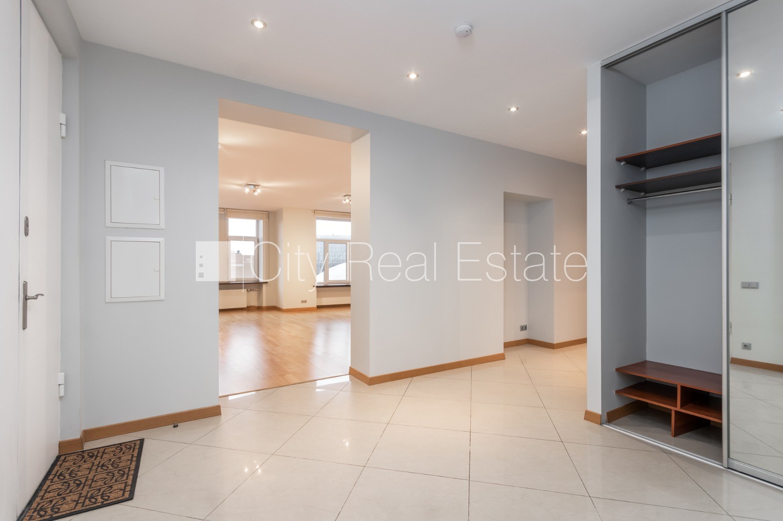 Sludinājumi. Fasādes māja, ieeja no ielas, ir lifts, logi vērsti mājas abās pusēs, griestu augstums 3,2 m, Cena: 340000 EUR Foto #6