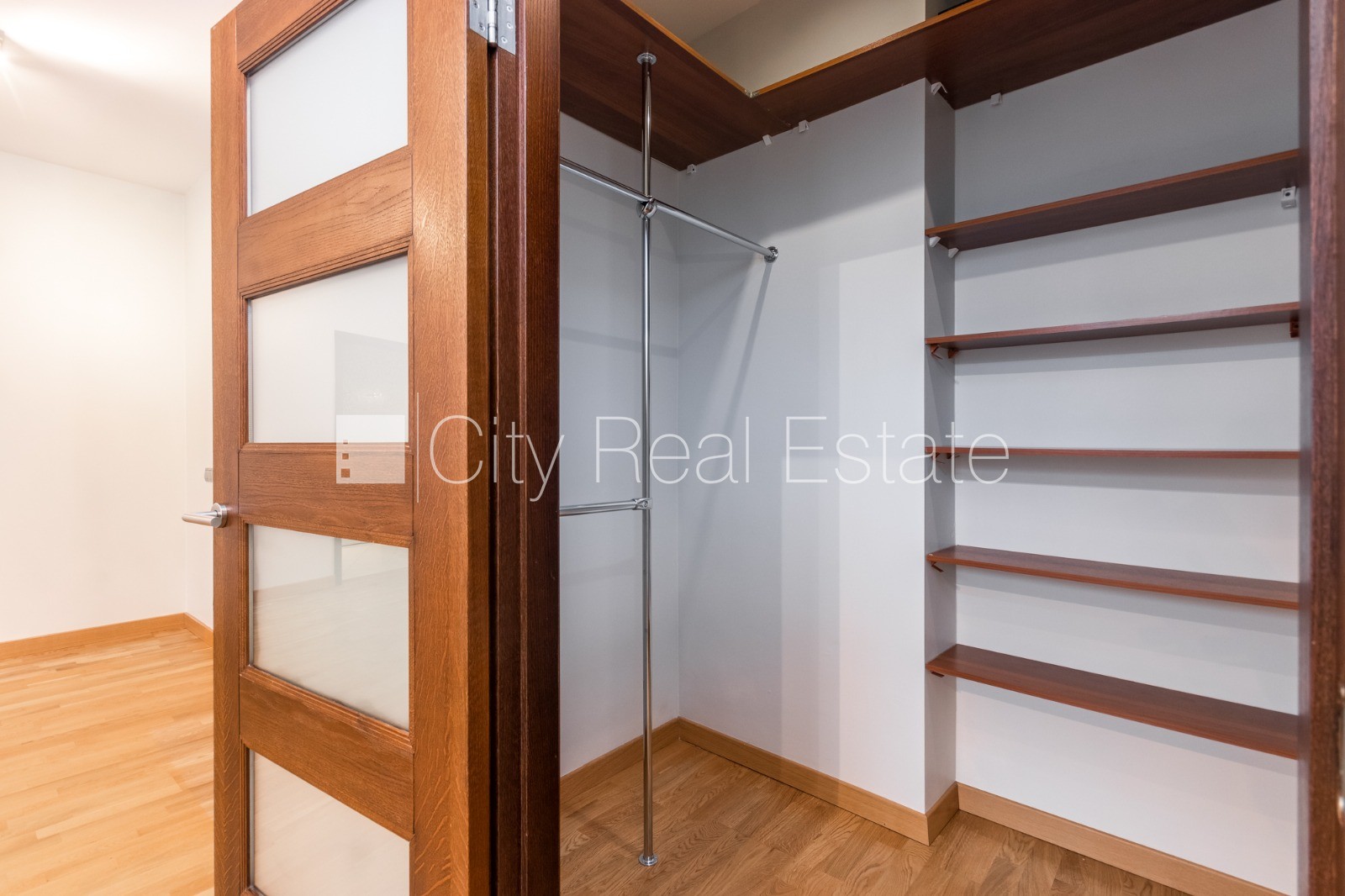 Sludinājumi. Fasādes māja, ieeja no ielas, ir lifts, logi vērsti mājas abās pusēs, griestu augstums 3,2 m, Cena: 340000 EUR Foto #7