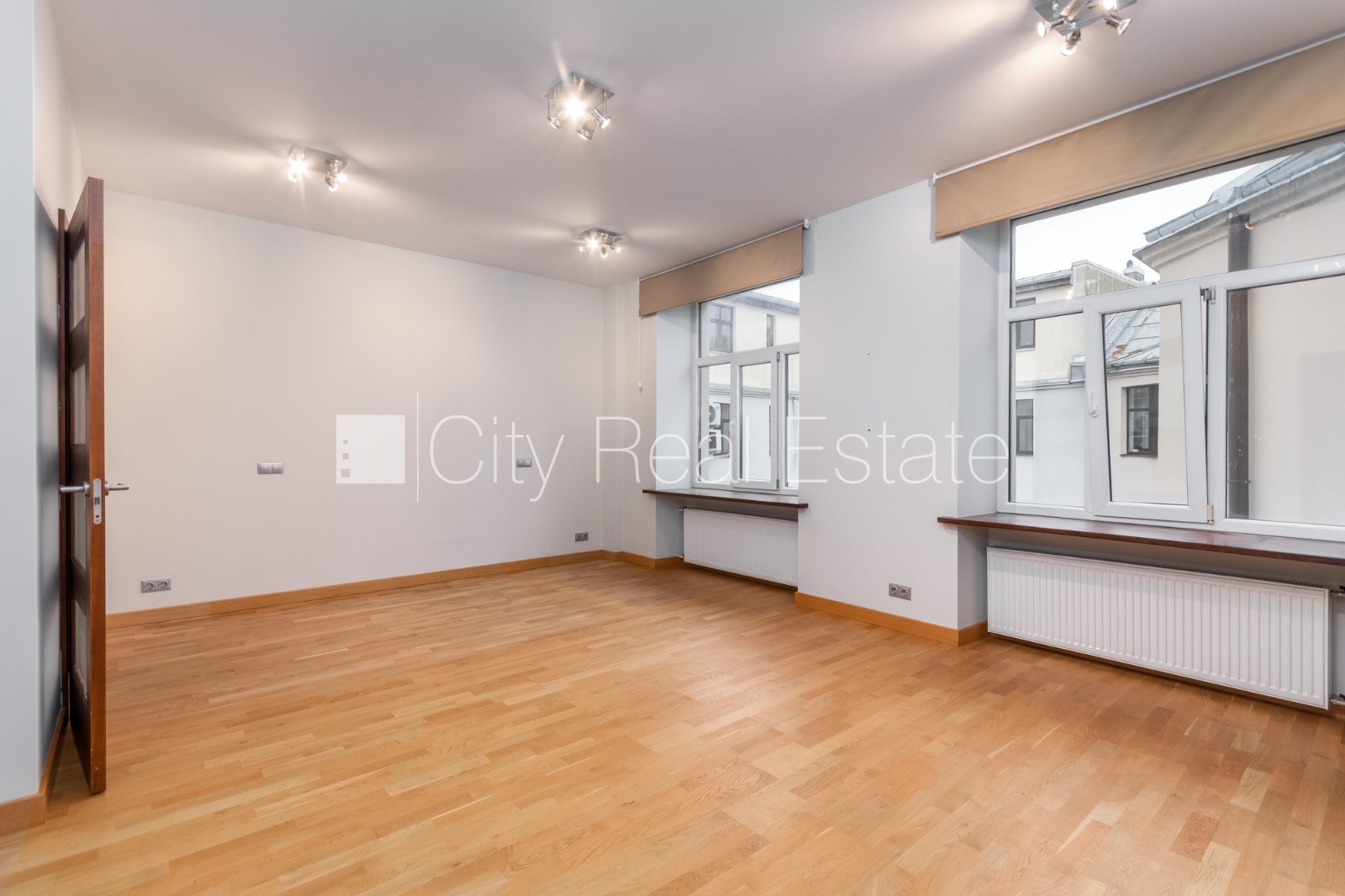 Sludinājumi. Fasādes māja, ieeja no ielas, ir lifts, logi vērsti mājas abās pusēs, griestu augstums 3,2 m, Cena: 340000 EUR Foto #9