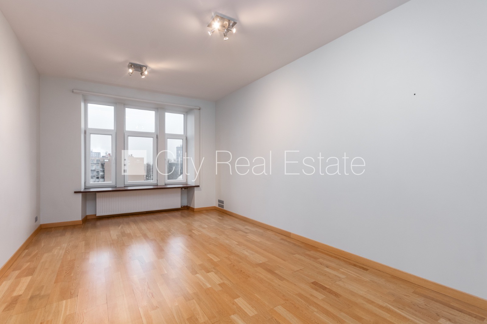 Sludinājumi. Fasādes māja, ieeja no ielas, ir lifts, logi vērsti mājas abās pusēs, griestu augstums 3,2 m, Cena: 340000 EUR Foto #10