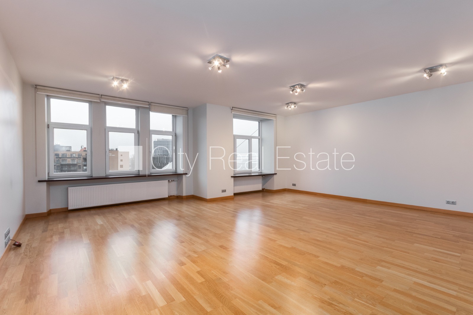 Sludinājumi. Fasādes māja, ieeja no ielas, ir lifts, logi vērsti mājas abās pusēs, griestu augstums 3,2 m, Cena: 340000 EUR Foto #11