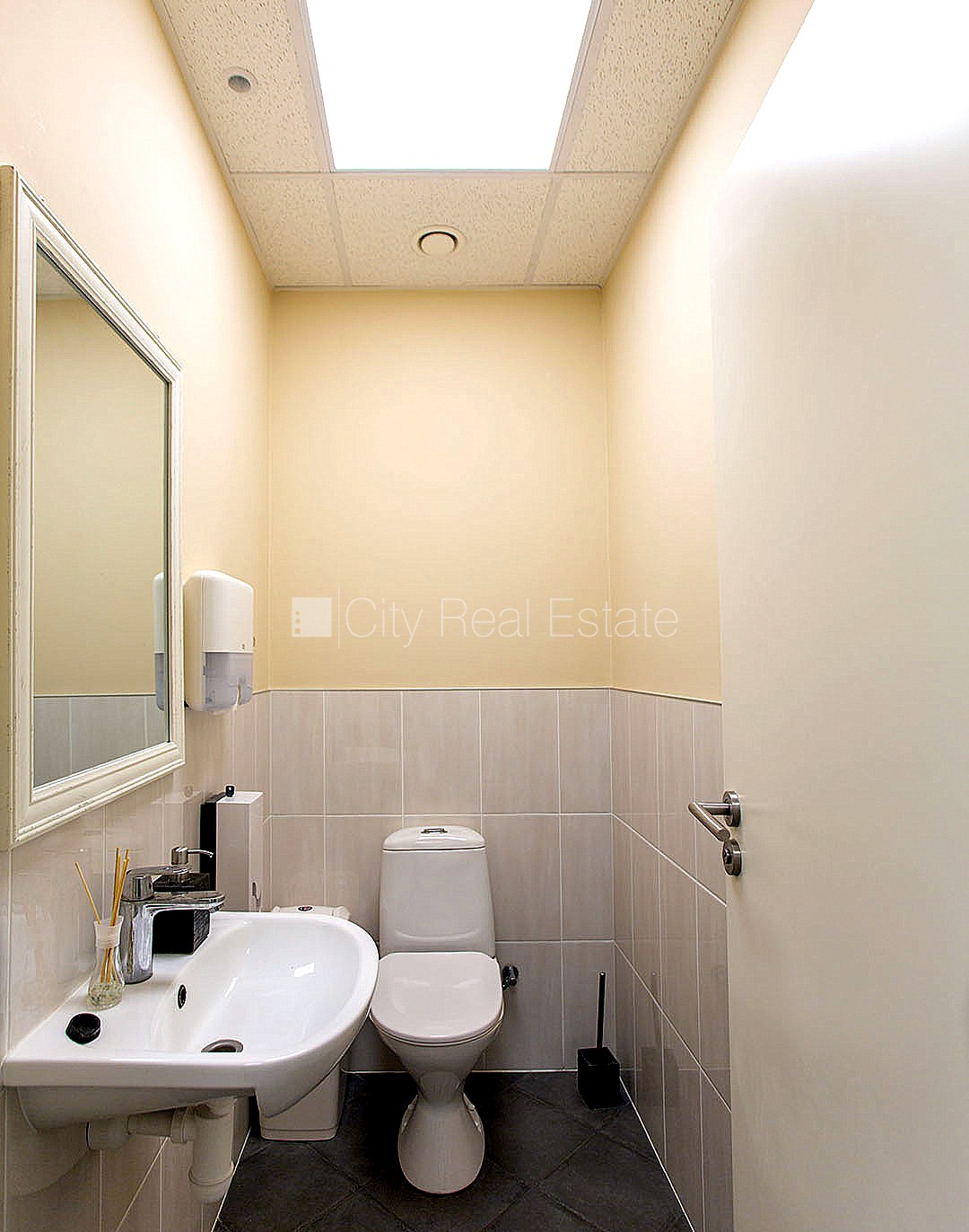 Sludinājumi. Jaunceltne, fasādes māja, viena kvadrātmetra apsaimniekošanas maksa mēnesī  2 EUR, labiekārtota Cena: 1305 EUR/mēn Foto #15