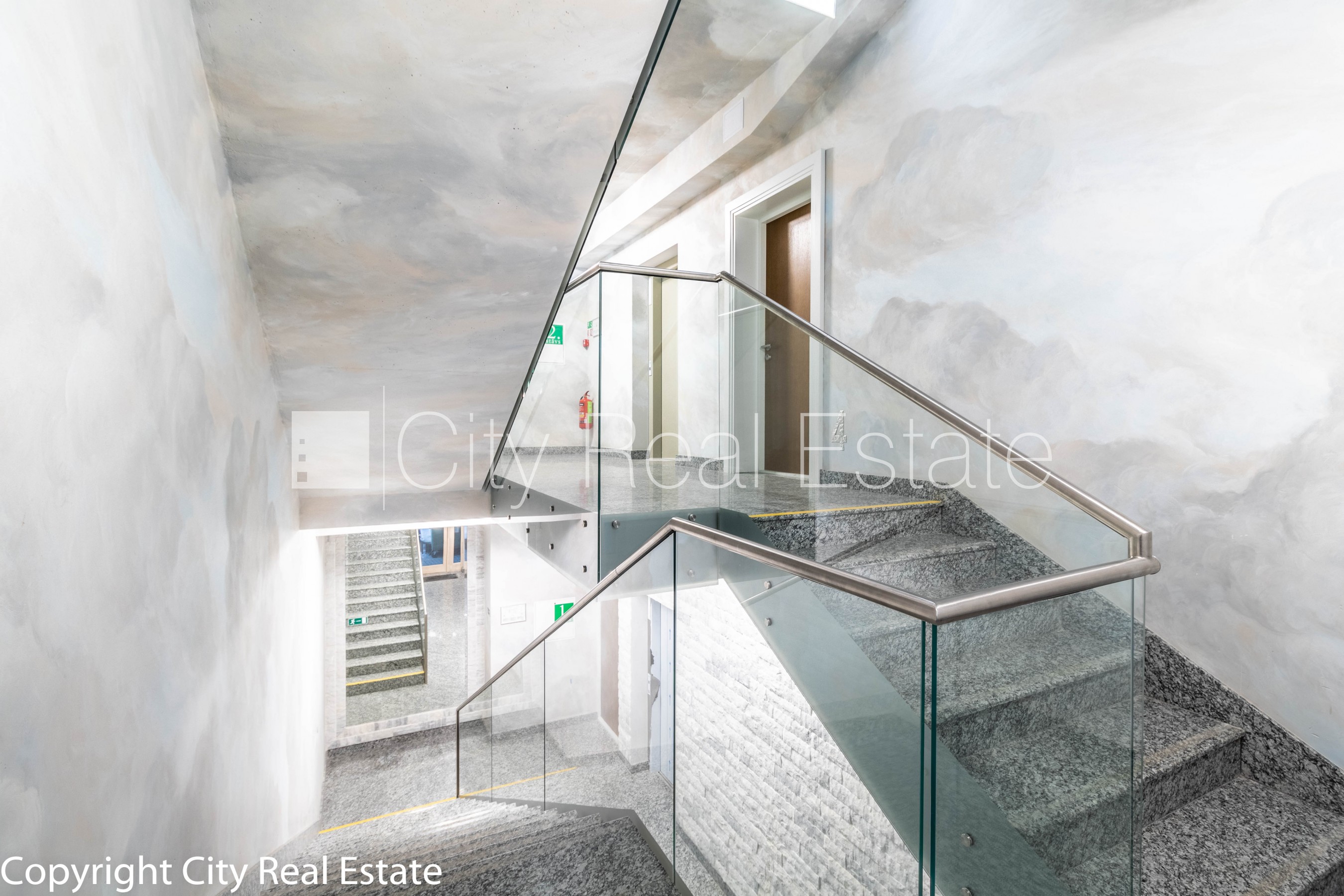 Sludinājumi. Jaunceltne, pagalma ēka, slēgts pagalms, ir lifts, divi balkoni, logi vērsti uz pagalma pusi, viena Cena: 1350 EUR/mēn Foto #17