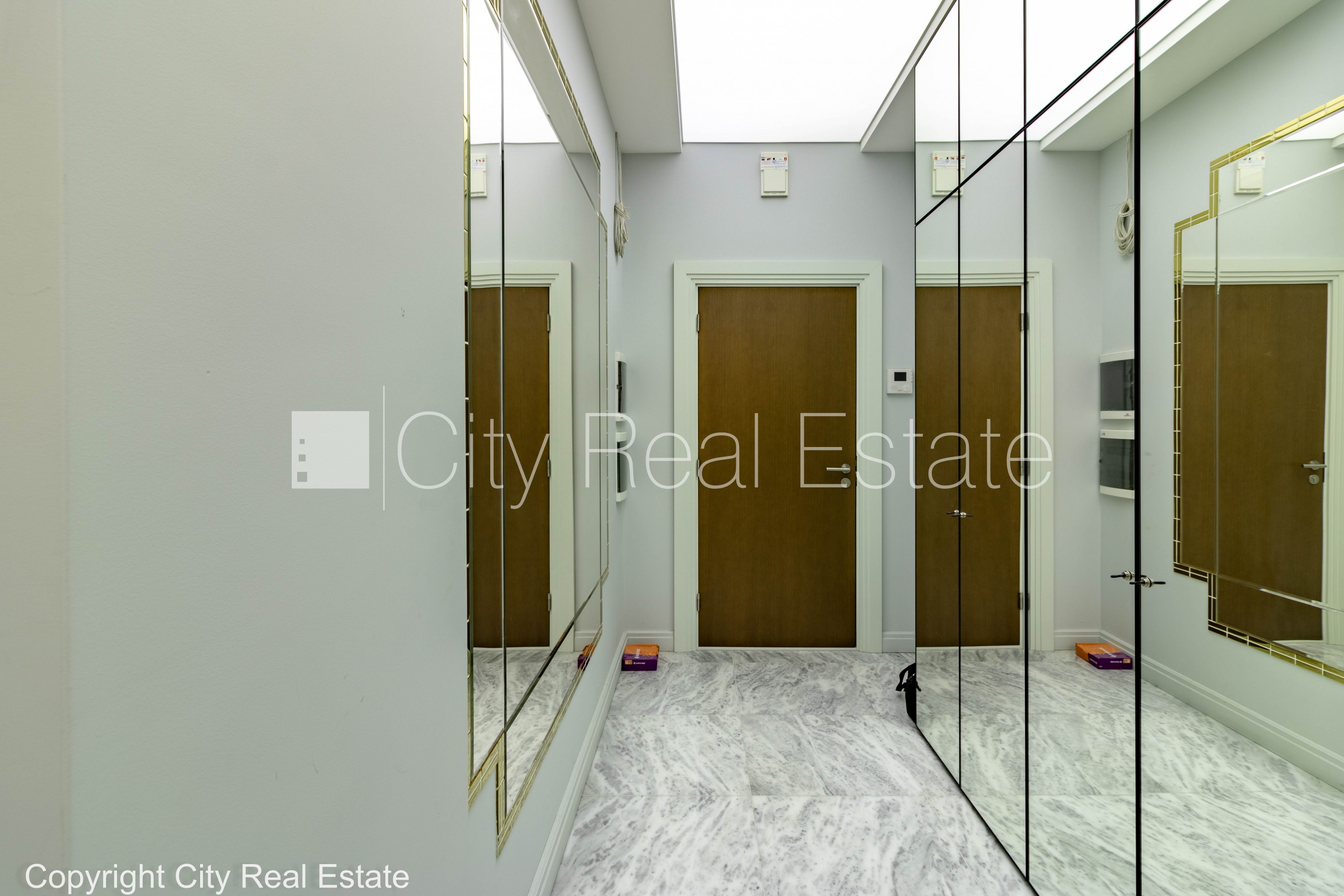 Sludinājumi. Jaunceltne, pagalma ēka, slēgts pagalms, ir lifts, divi balkoni, logi vērsti uz pagalma pusi, viena Cena: 1350 EUR/mēn Foto #15