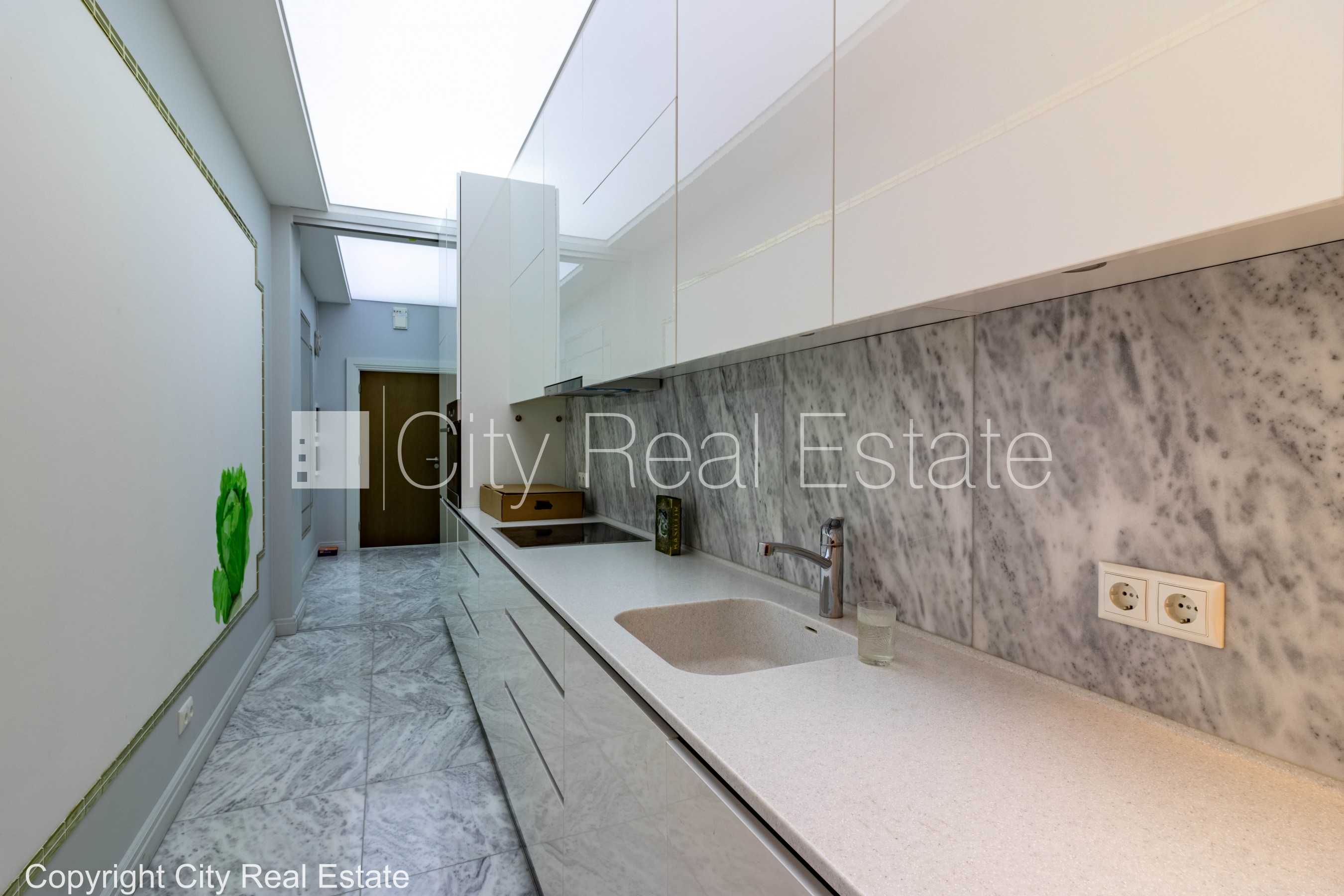 Sludinājumi. Jaunceltne, pagalma ēka, slēgts pagalms, ir lifts, divi balkoni, logi vērsti uz pagalma pusi, viena Cena: 1350 EUR/mēn Foto #14