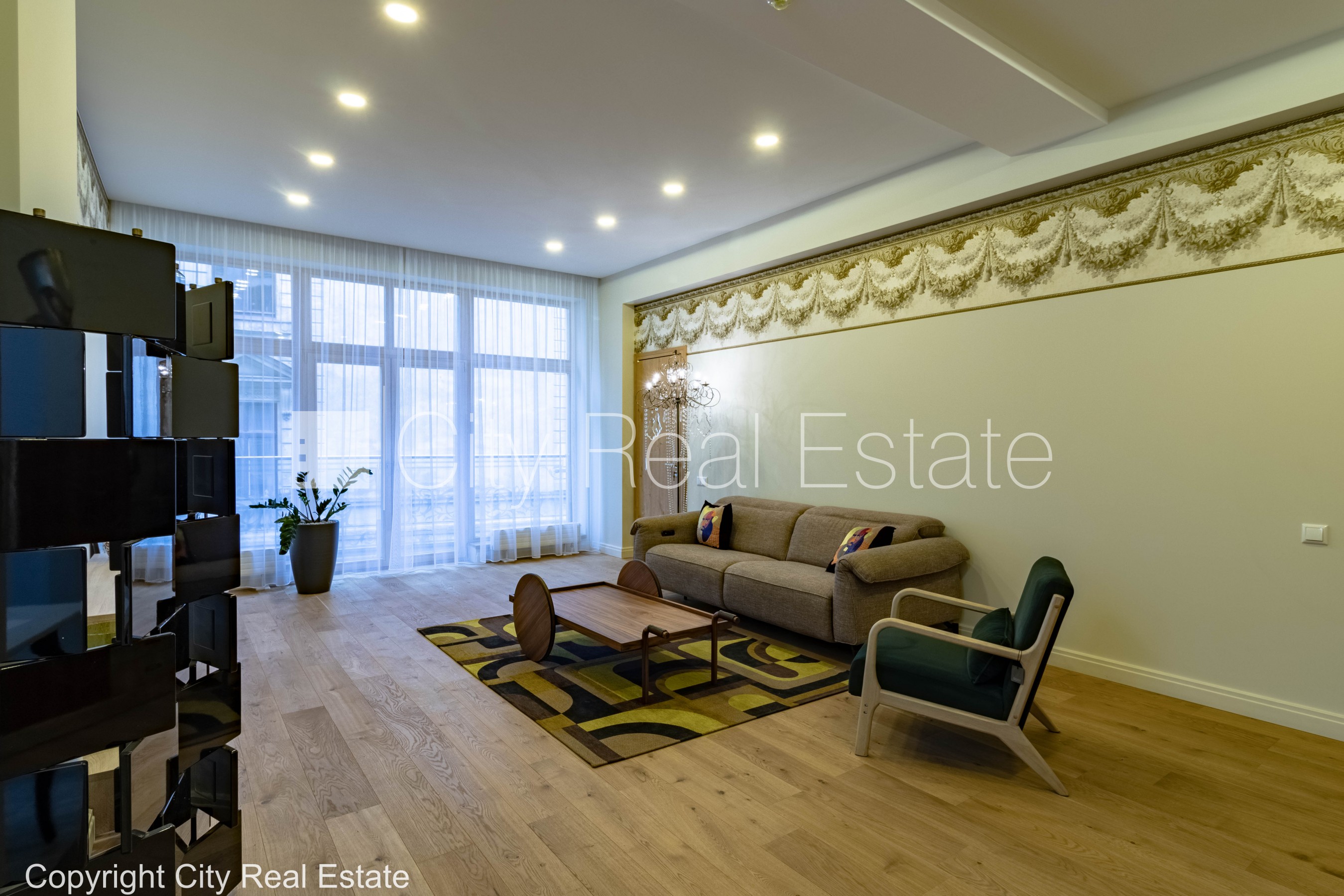 Sludinājumi. Jaunceltne, pagalma ēka, slēgts pagalms, ir lifts, divi balkoni, logi vērsti uz pagalma pusi, viena Cena: 1350 EUR/mēn Foto #2