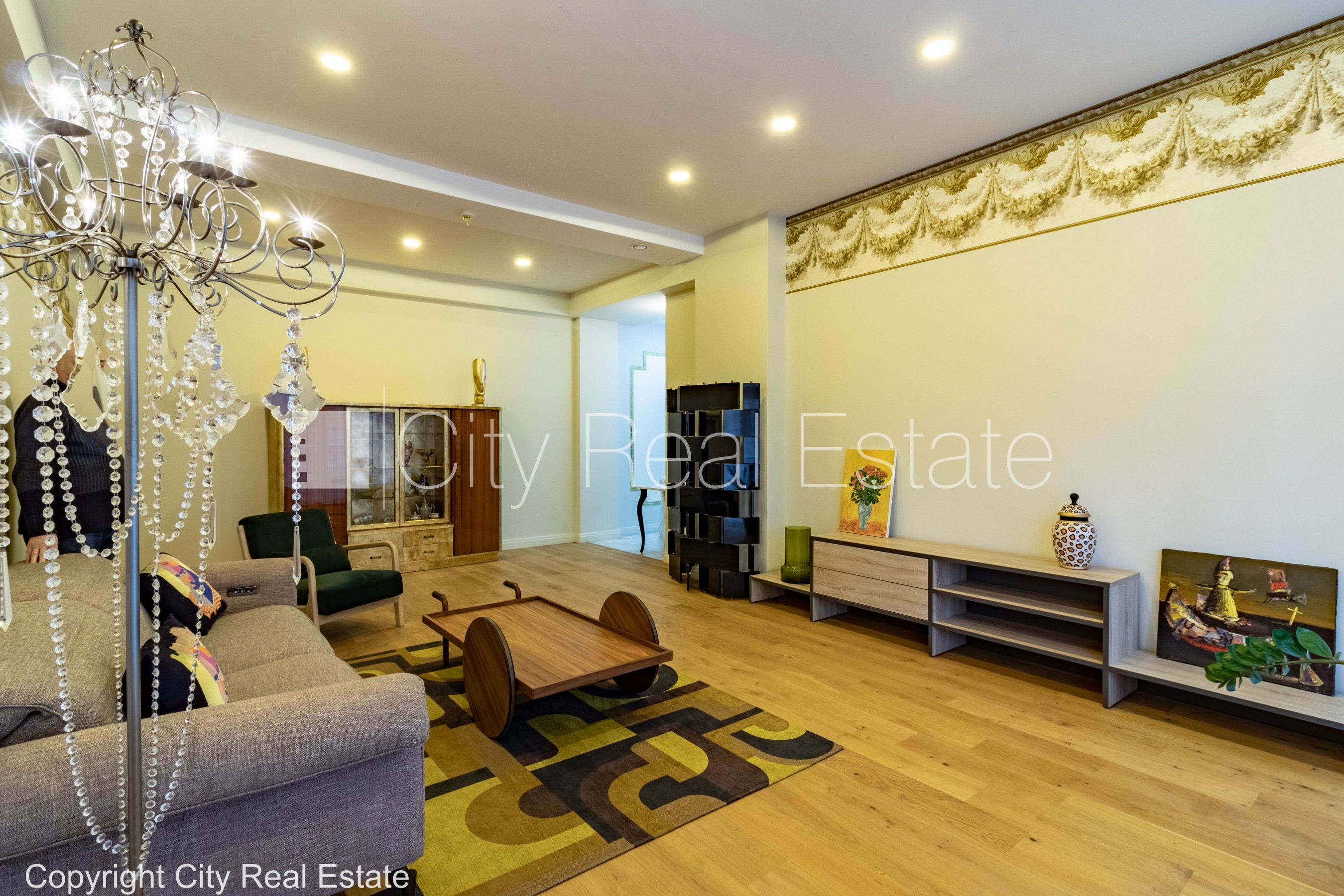 Sludinājumi. Jaunceltne, pagalma ēka, slēgts pagalms, ir lifts, divi balkoni, logi vērsti uz pagalma pusi, viena Cena: 1350 EUR/mēn Foto #1