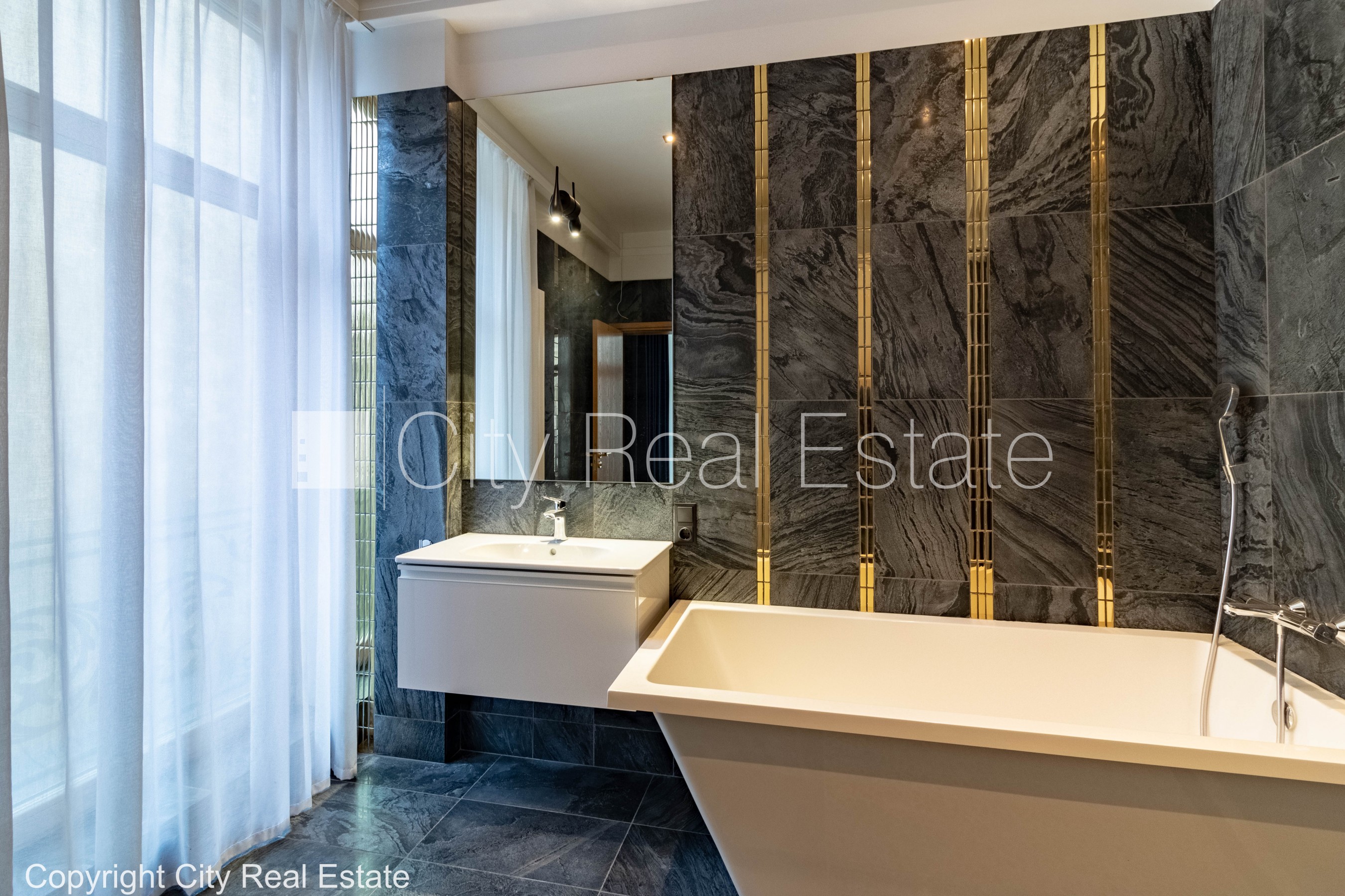 Sludinājumi. Jaunceltne, pagalma ēka, slēgts pagalms, ir lifts, divi balkoni, logi vērsti uz pagalma pusi, viena Cena: 1350 EUR/mēn Foto #9