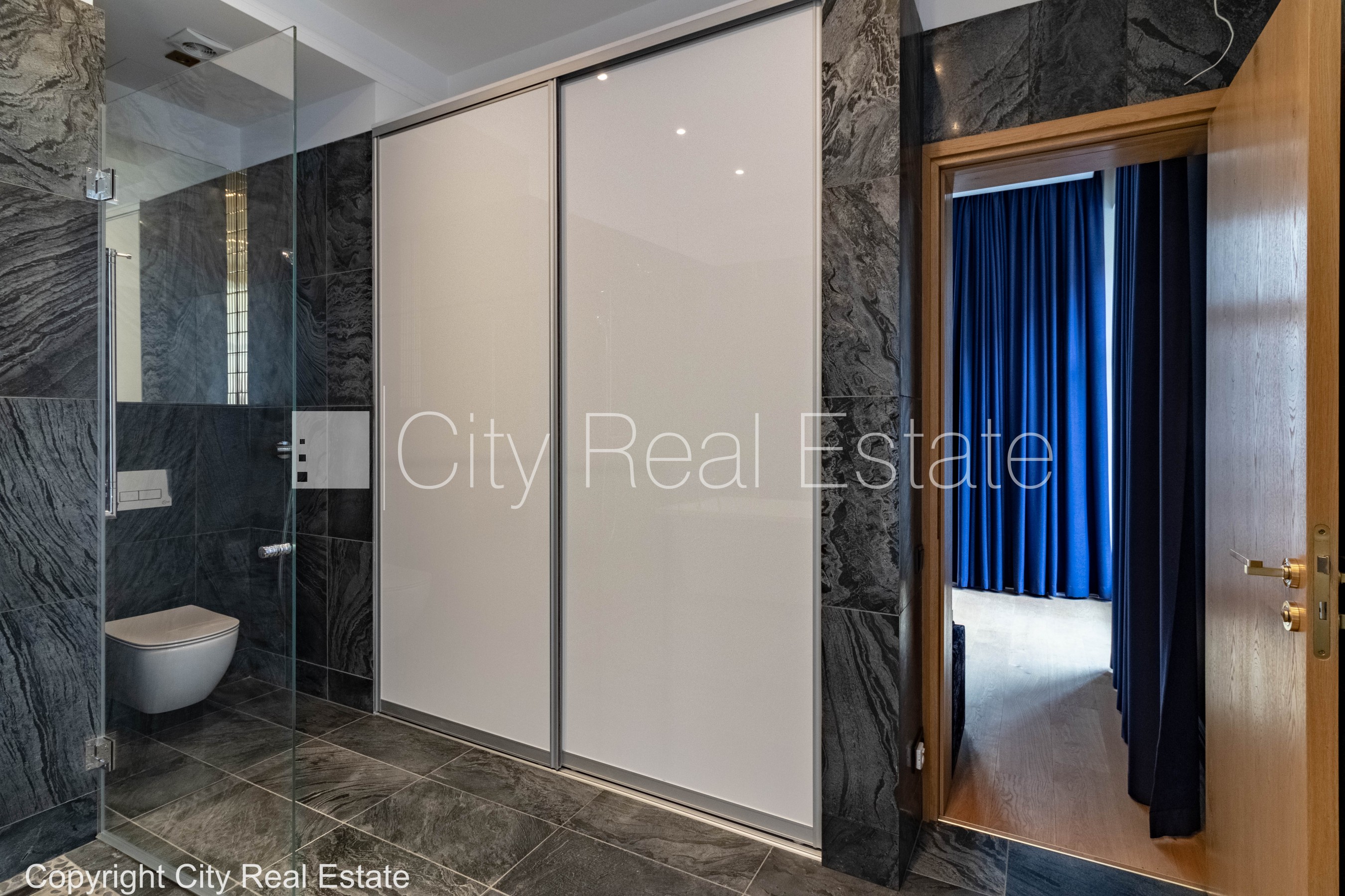 Sludinājumi. Jaunceltne, pagalma ēka, slēgts pagalms, ir lifts, divi balkoni, logi vērsti uz pagalma pusi, viena Cena: 1350 EUR/mēn Foto #8