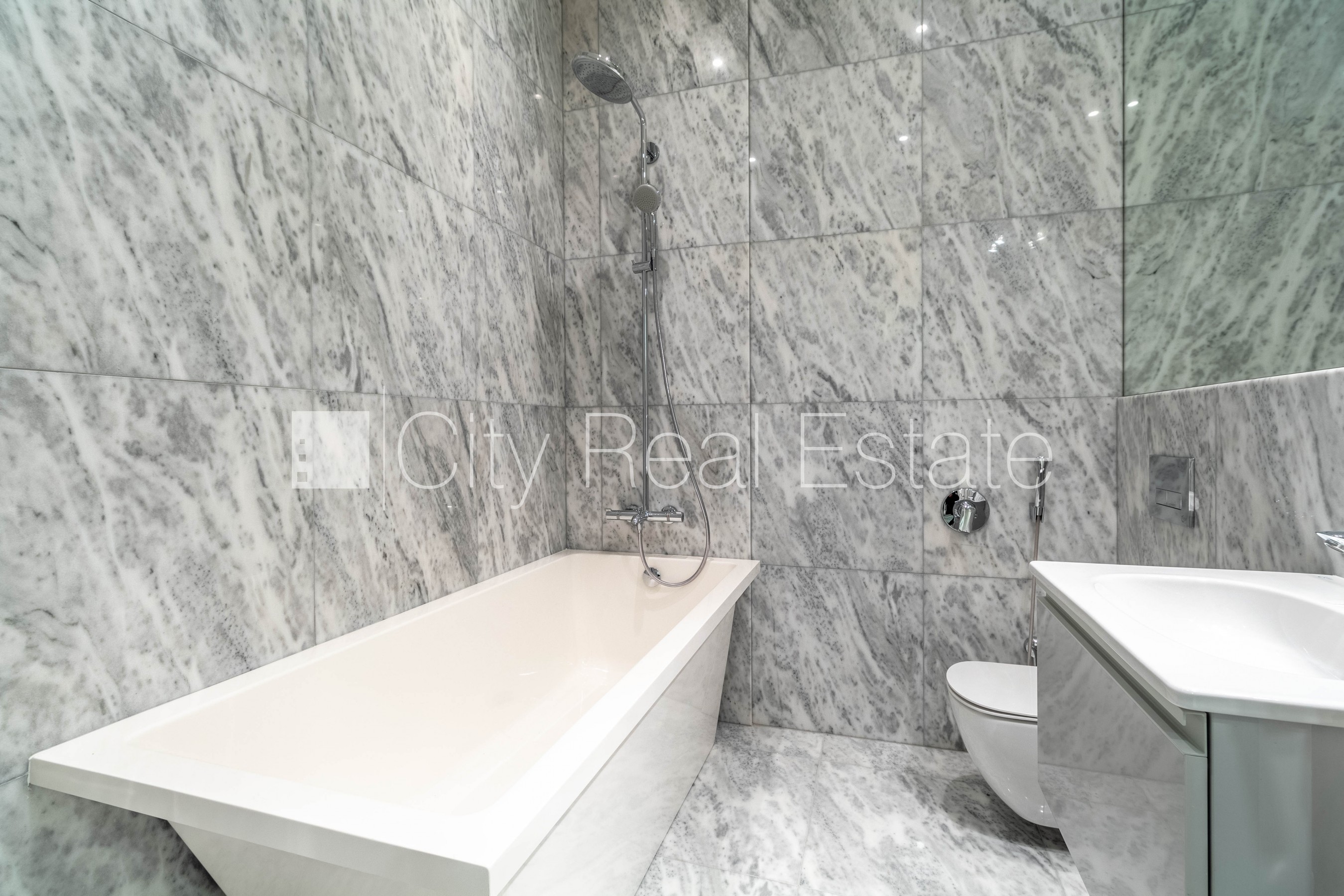 Sludinājumi. Jaunceltne, slēgts pagalms, ieeja no pagalma, ir lifts, balkons 1,80 m2, logi vērsti uz pagalma Cena: 900 EUR/mēn Foto #5