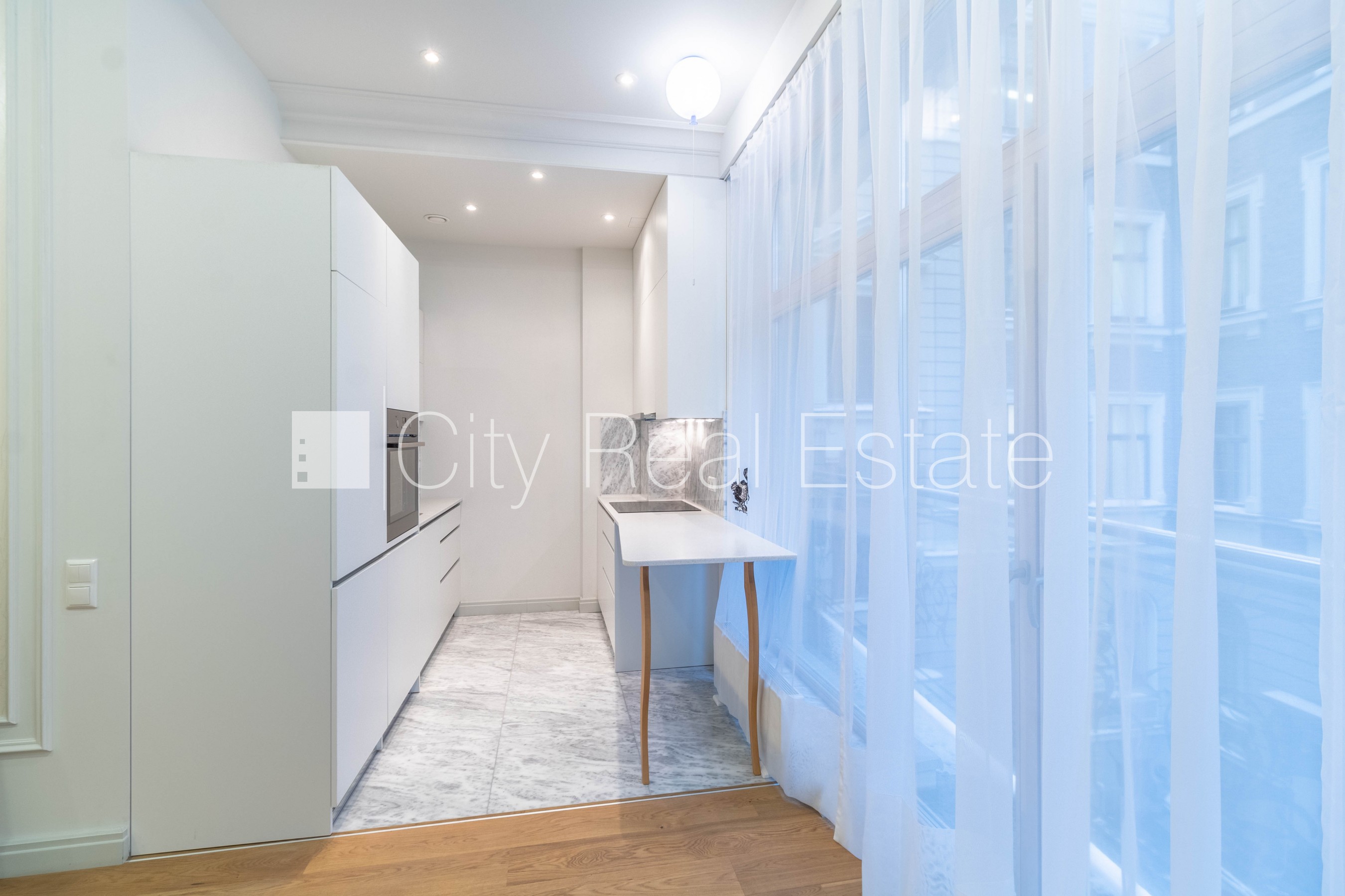 Sludinājumi. Jaunceltne, slēgts pagalms, ieeja no pagalma, ir lifts, balkons 1,80 m2, logi vērsti uz pagalma Cena: 900 EUR/mēn Foto #1