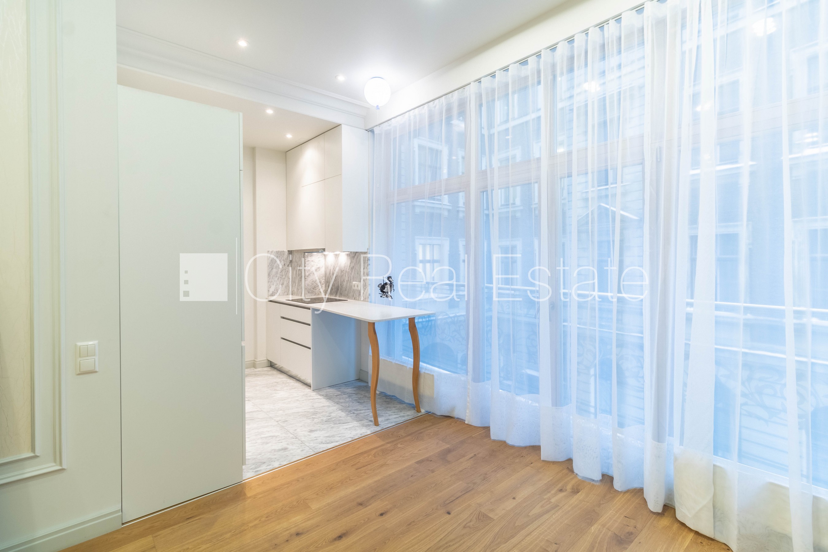 Sludinājumi. Jaunceltne, slēgts pagalms, ieeja no pagalma, ir lifts, balkons 1,80 m2, logi vērsti uz pagalma Cena: 900 EUR/mēn Foto #3