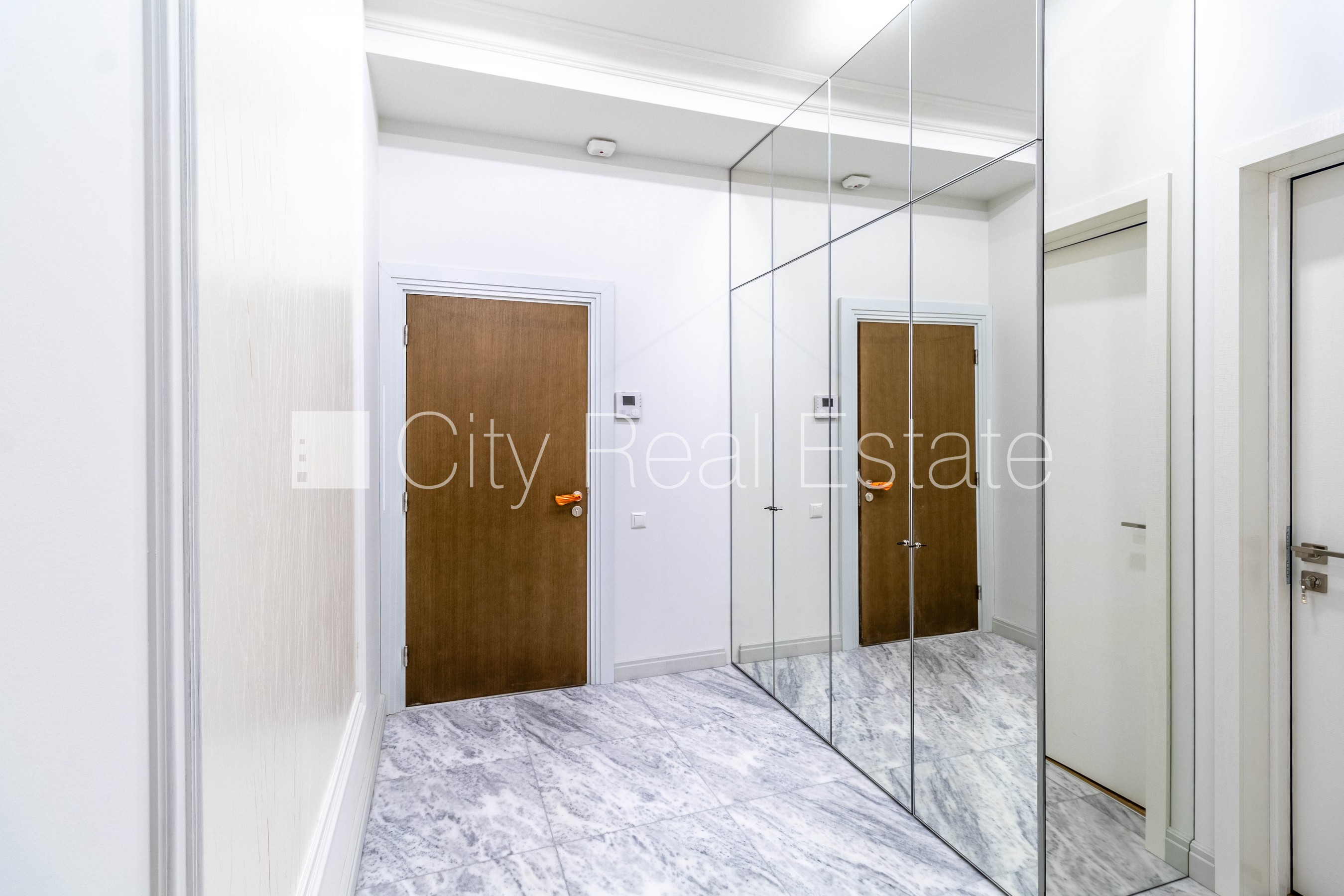 Sludinājumi. Jaunceltne, slēgts pagalms, ieeja no pagalma, ir lifts, balkons 1,80 m2, logi vērsti uz pagalma Cena: 900 EUR/mēn Foto #7