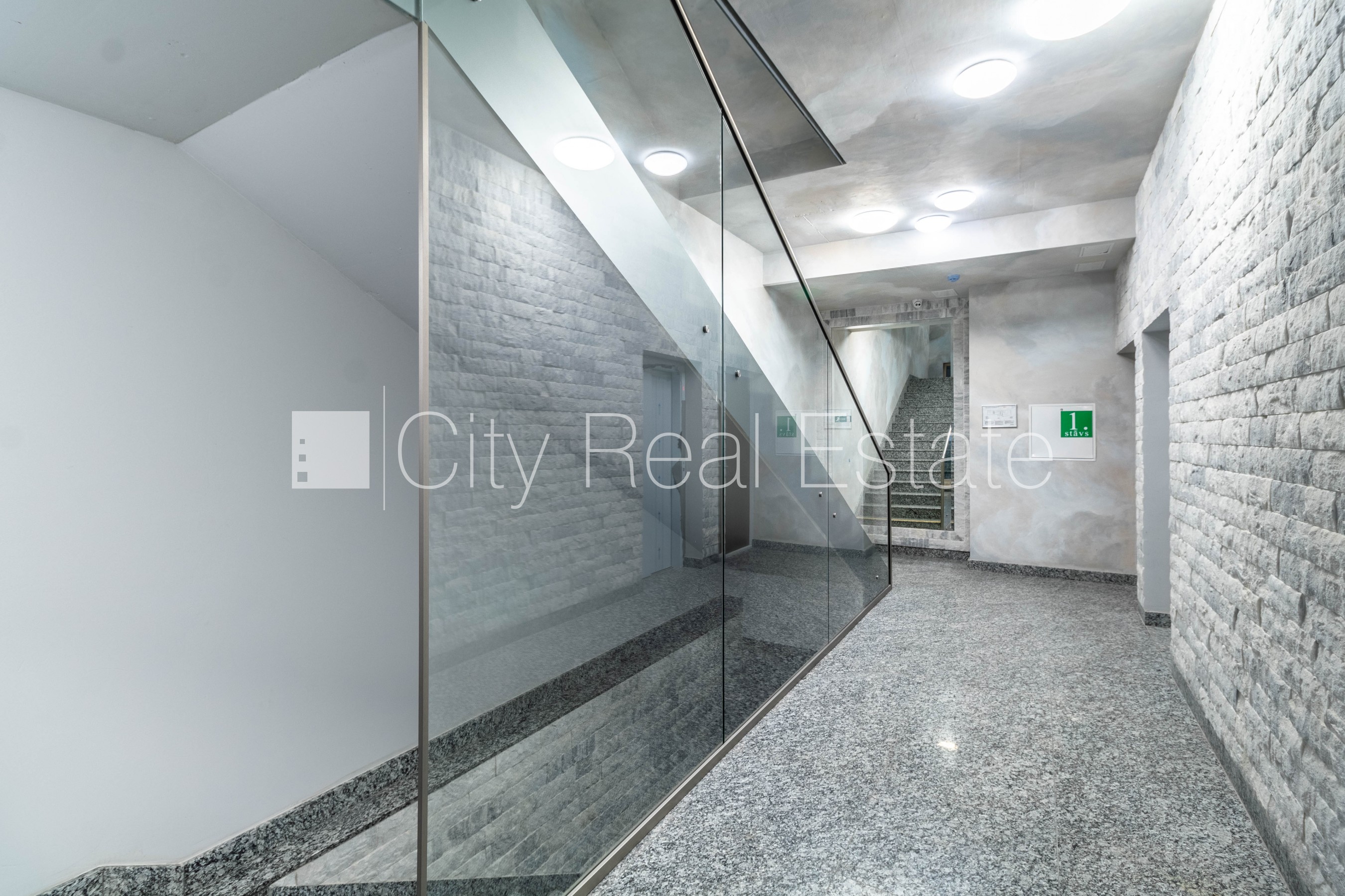 Sludinājumi. Jaunceltne, slēgts pagalms, ieeja no pagalma, ir lifts, balkons 1,80 m2, logi vērsti uz pagalma Cena: 900 EUR/mēn Foto #10