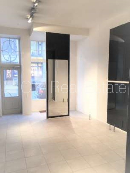 Sludinājumi. Fasādes māja, apsaimniekošanas maksa mēnesī 100 EUR, ieeja no ielas, logi vērsti uz ielas pusi, Cena: 1600 EUR/mēn Foto #5