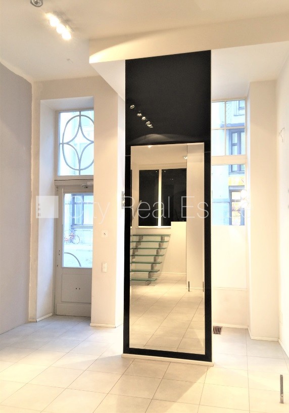 Sludinājumi. Fasādes māja, apsaimniekošanas maksa mēnesī 100 EUR, ieeja no ielas, logi vērsti uz ielas pusi, Cena: 1600 EUR/mēn Foto #6