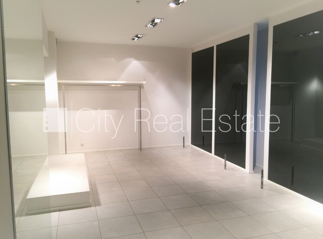 Sludinājumi. Fasādes māja, apsaimniekošanas maksa mēnesī 100 EUR, ieeja no ielas, logi vērsti uz ielas pusi, Cena: 1600 EUR/mēn Foto #2