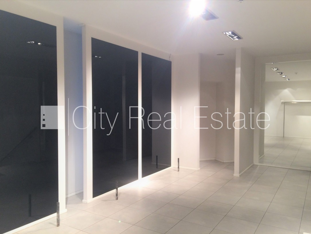 Sludinājumi. Fasādes māja, apsaimniekošanas maksa mēnesī 100 EUR, ieeja no ielas, logi vērsti uz ielas pusi, Cena: 1600 EUR/mēn Foto #4