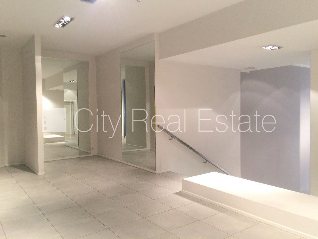 Sludinājumi. Fasādes māja, apsaimniekošanas maksa mēnesī 100 EUR, ieeja no ielas, logi vērsti uz ielas pusi, Cena: 1600 EUR/mēn Foto #1