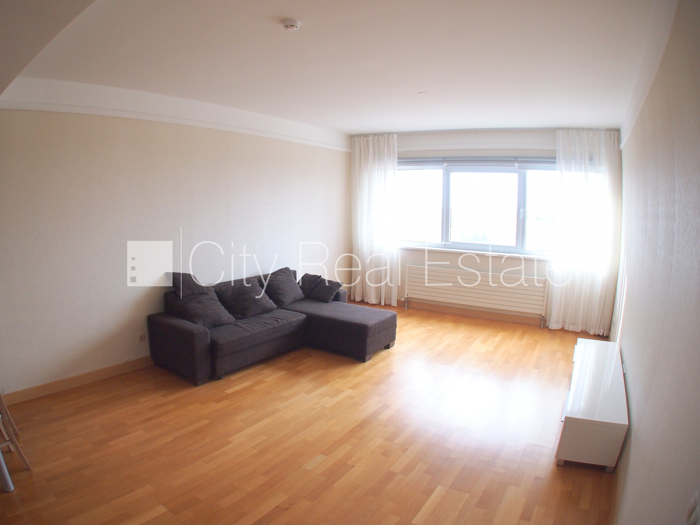 Объявление. Новостройка, закрытая территория, вход с улицы, окна выходят на улицу, одна изолированная комната, Цена: 680 EUR/мес. Foto #5