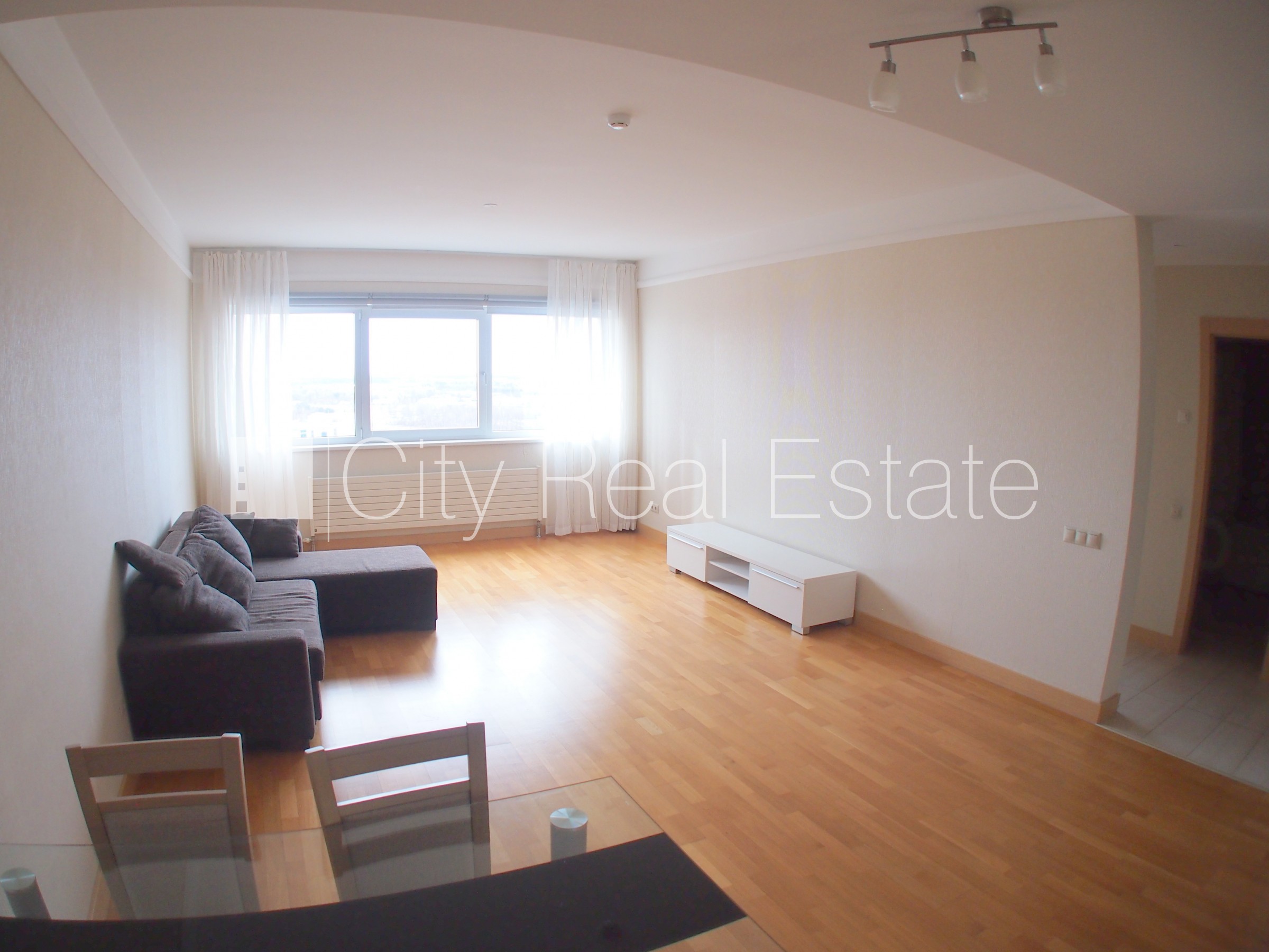 Объявление. Новостройка, закрытая территория, вход с улицы, окна выходят на улицу, одна изолированная комната, Цена: 680 EUR/мес. Foto #6