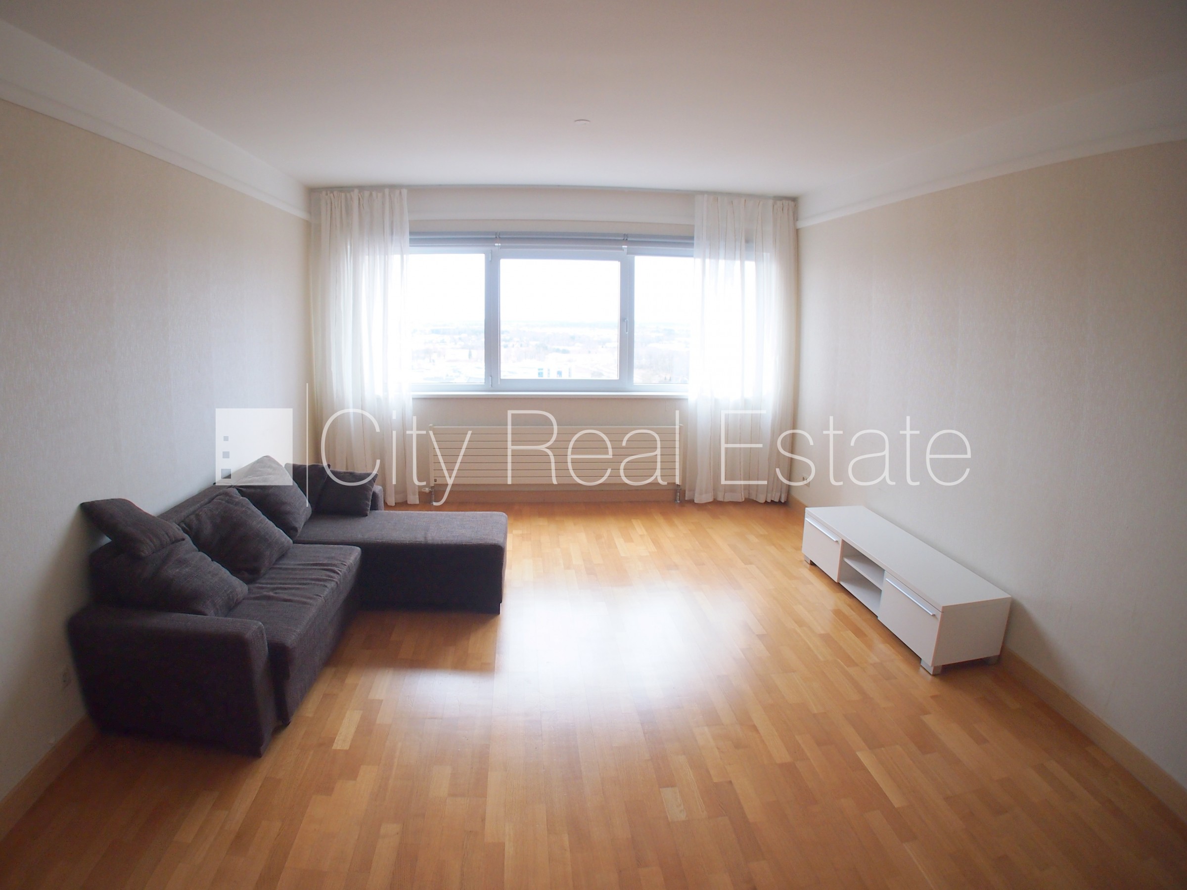 Объявление. Новостройка, закрытая территория, вход с улицы, окна выходят на улицу, одна изолированная комната, Цена: 680 EUR/мес. Foto #7