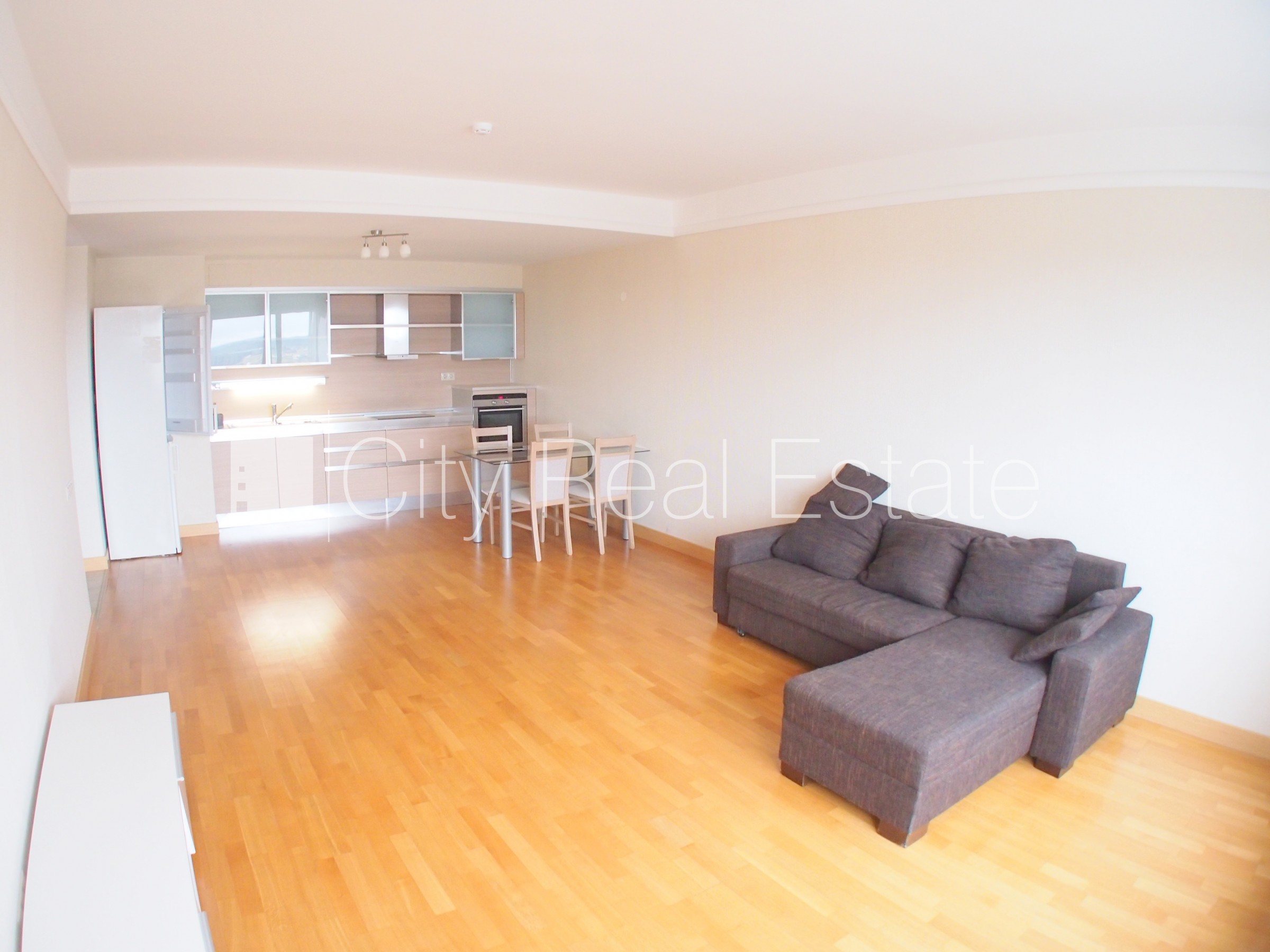 Объявление. Новостройка, закрытая территория, вход с улицы, окна выходят на улицу, одна изолированная комната, Цена: 680 EUR/мес. Foto #2