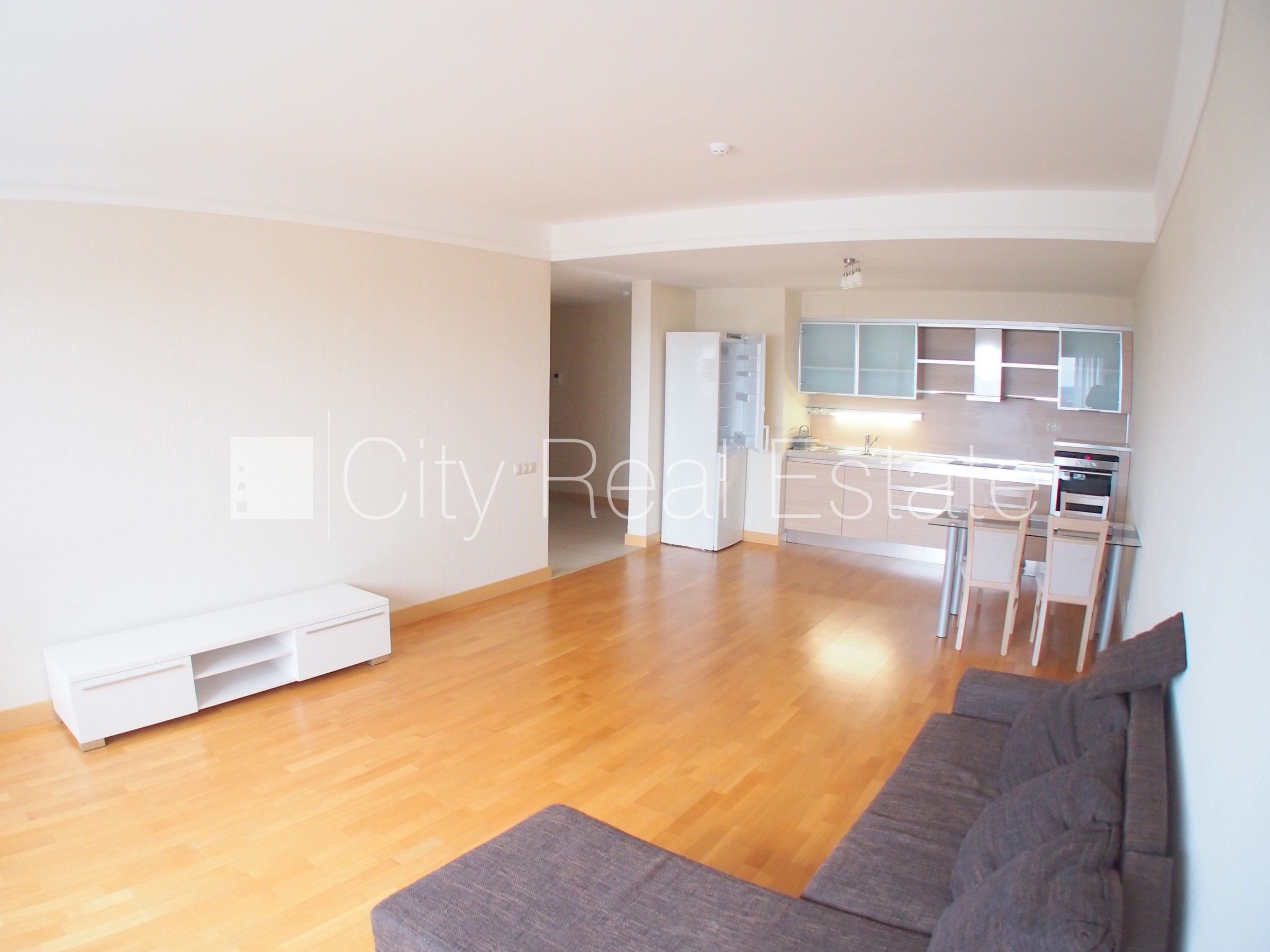 Объявление. Новостройка, закрытая территория, вход с улицы, окна выходят на улицу, одна изолированная комната, Цена: 680 EUR/мес. Foto #3