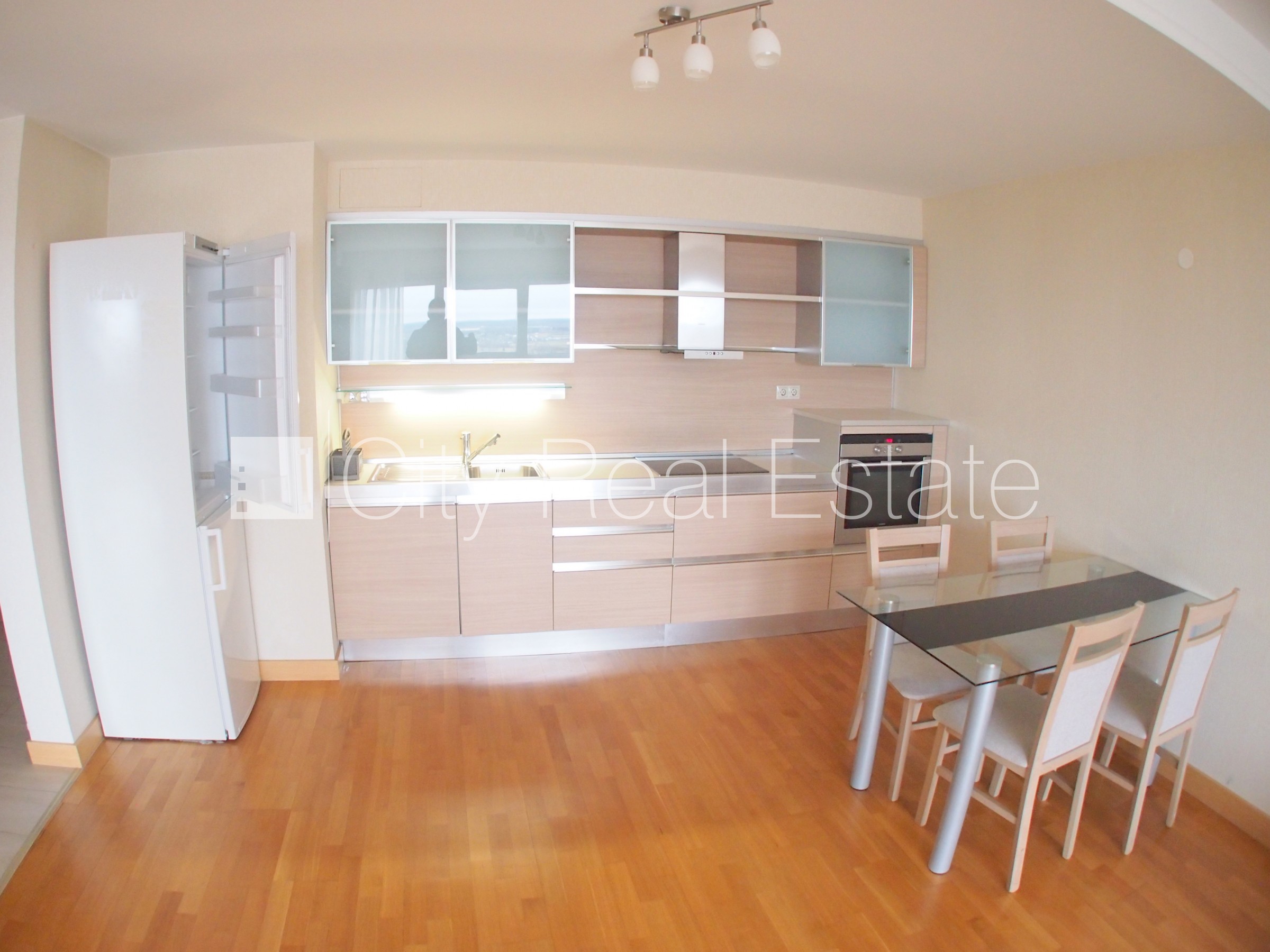 Объявление. Новостройка, закрытая территория, вход с улицы, окна выходят на улицу, одна изолированная комната, Цена: 680 EUR/мес. Foto #8